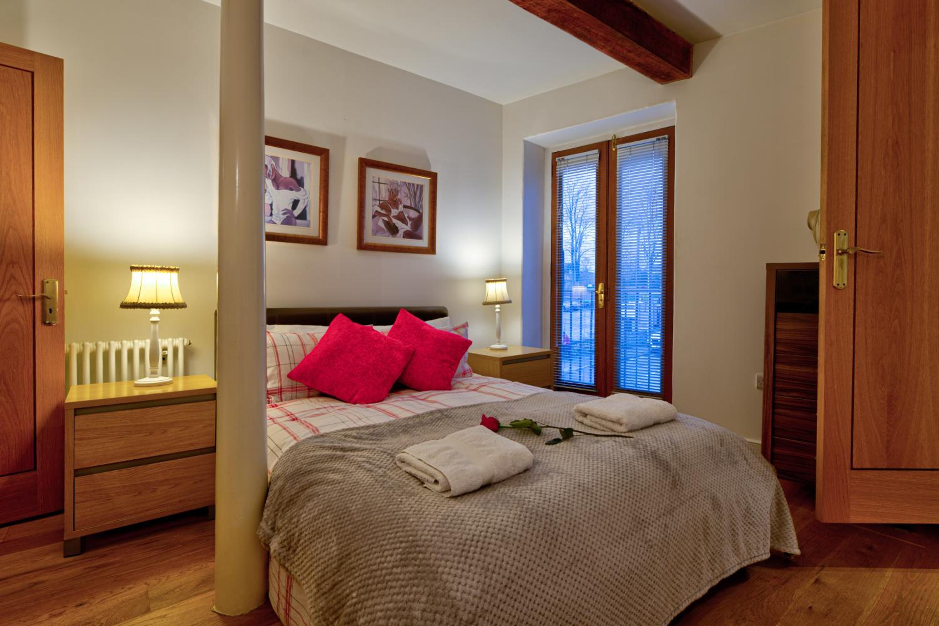 Luxurious 2Bed Suite -Town Centre - FREE WiFi view 3