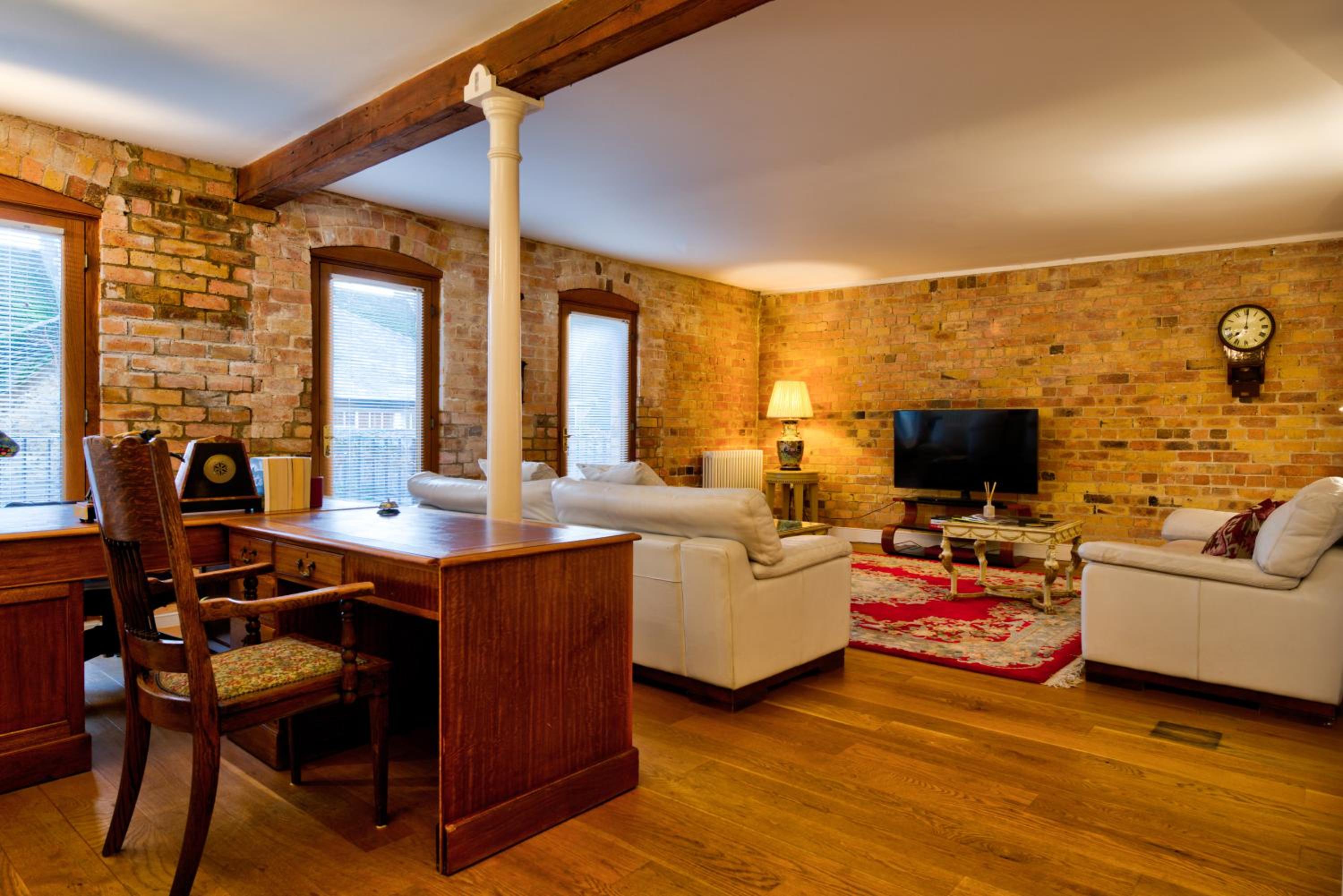 Luxurious 2Bed Suite -Town Centre - FREE WiFi view 2
