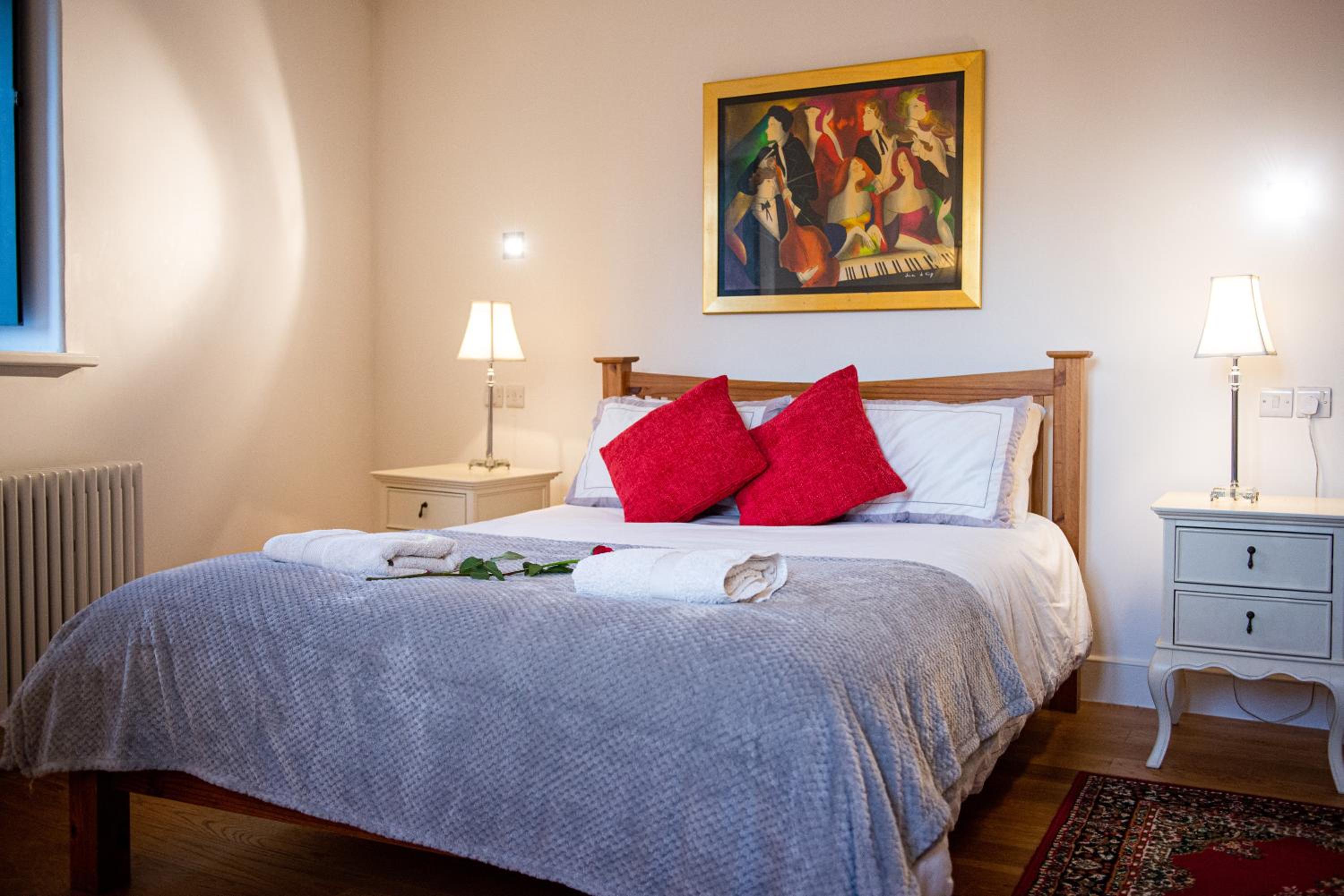 Luxurious 2Bed Suite -Town Centre - FREE WiFi view 4