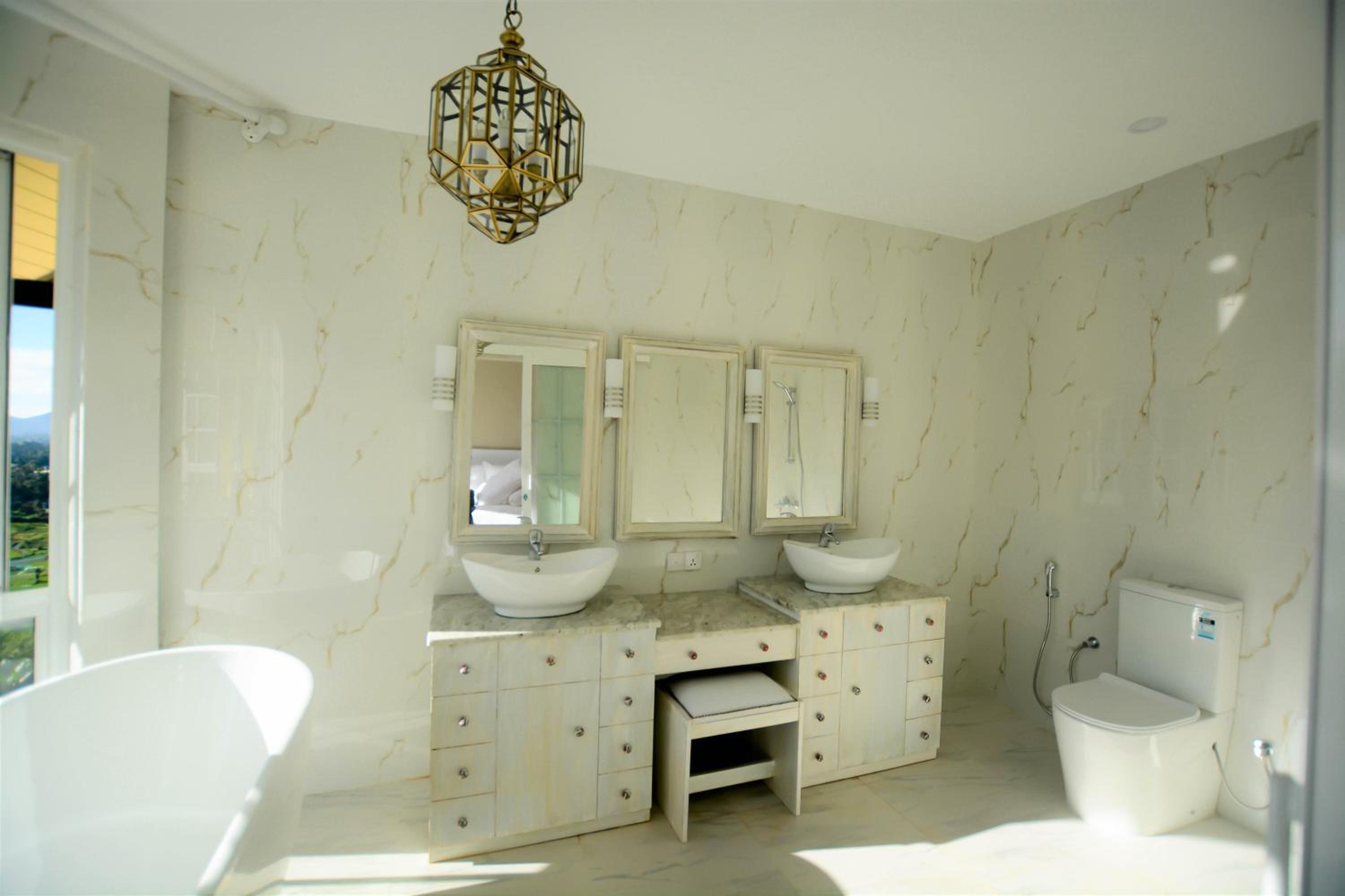 Luxe Wilderness - Private Villas, Free Breakfast, 2km from City Centre