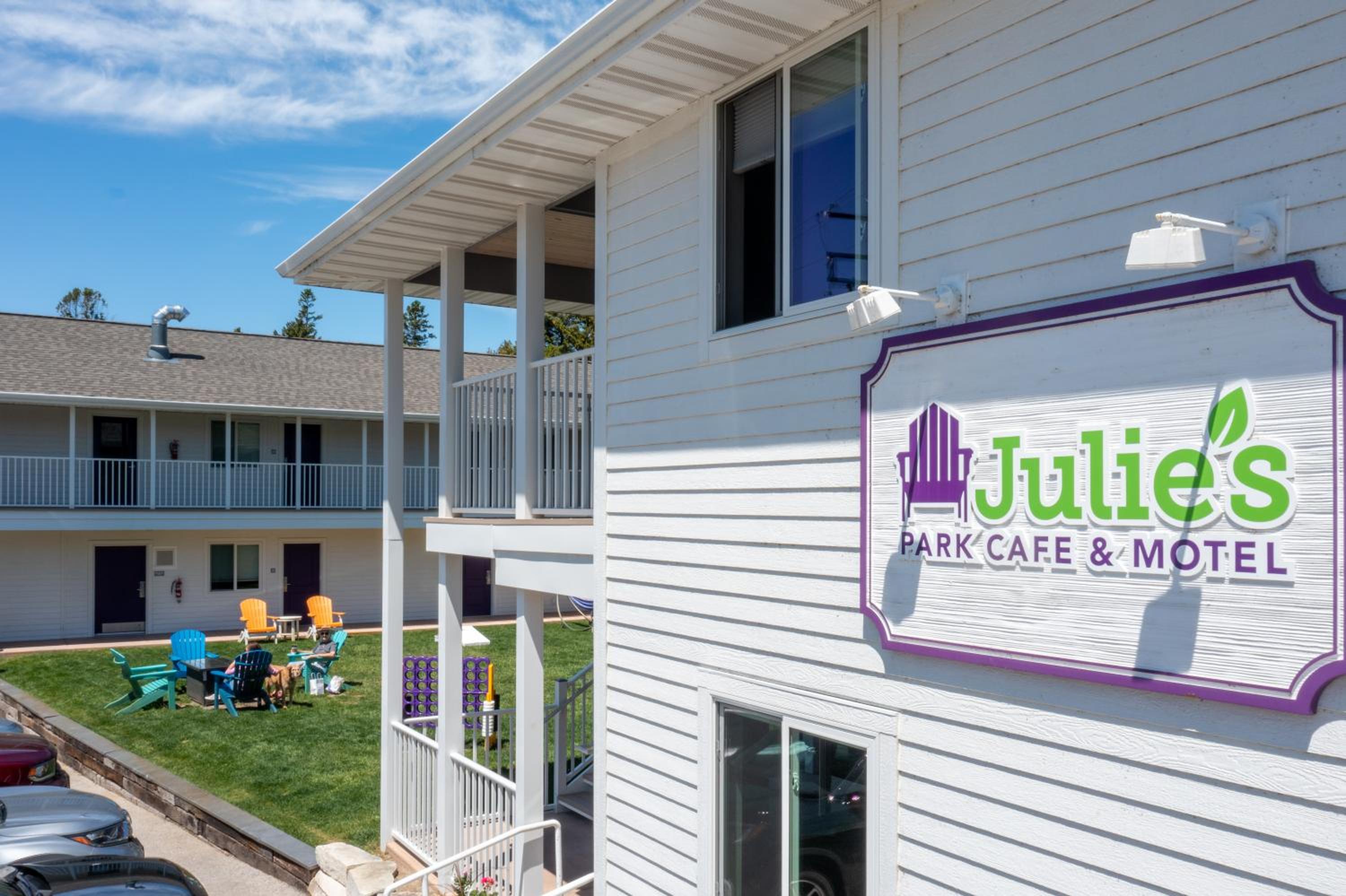 Julie's Park Cafe & Motel