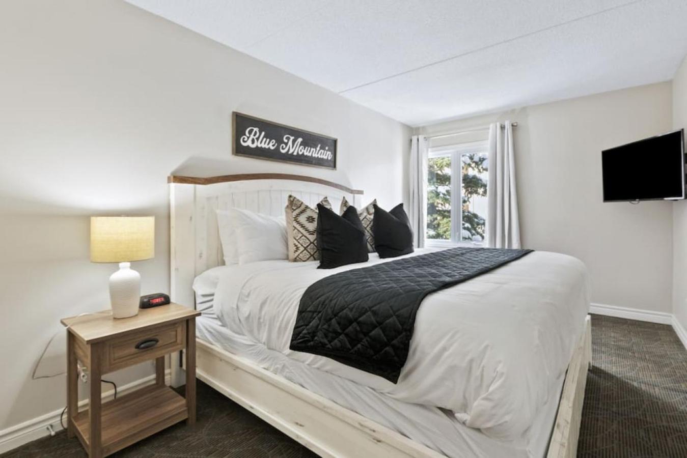 Blue Mountain Chalet Condo with Amazing Location