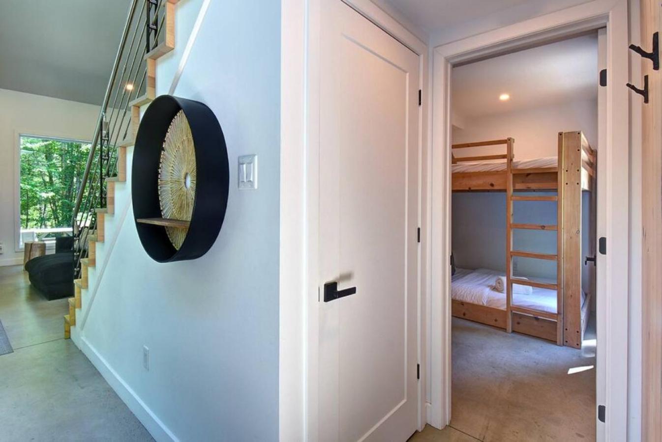 55 Impasse - Chalet Taiga with a Hot Tub in Tremblant Nord