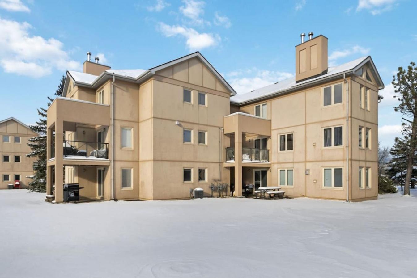 Blue Mountain Chalet Condo with Amazing Location