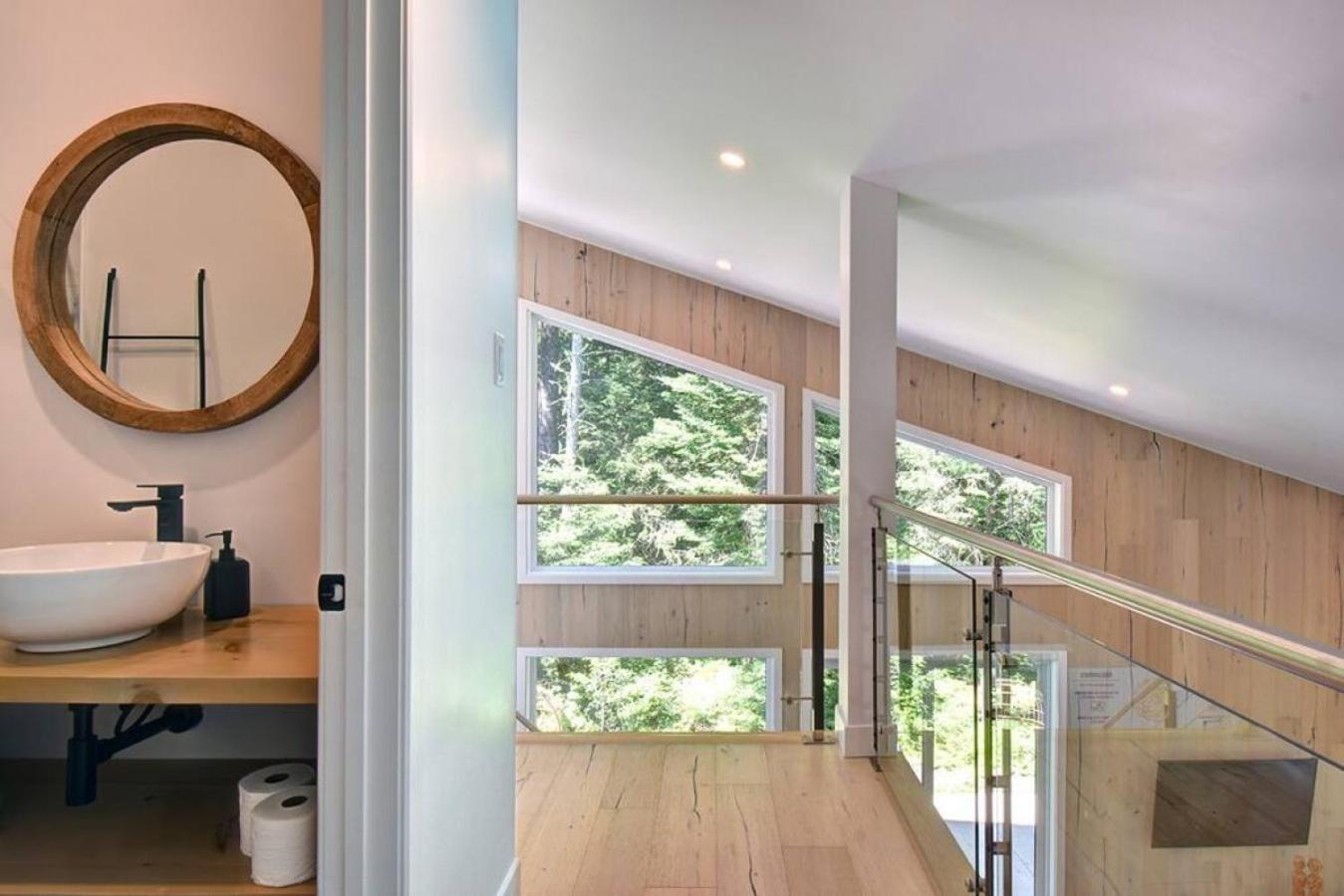55 Impasse - Chalet Taiga with a Hot Tub in Tremblant Nord