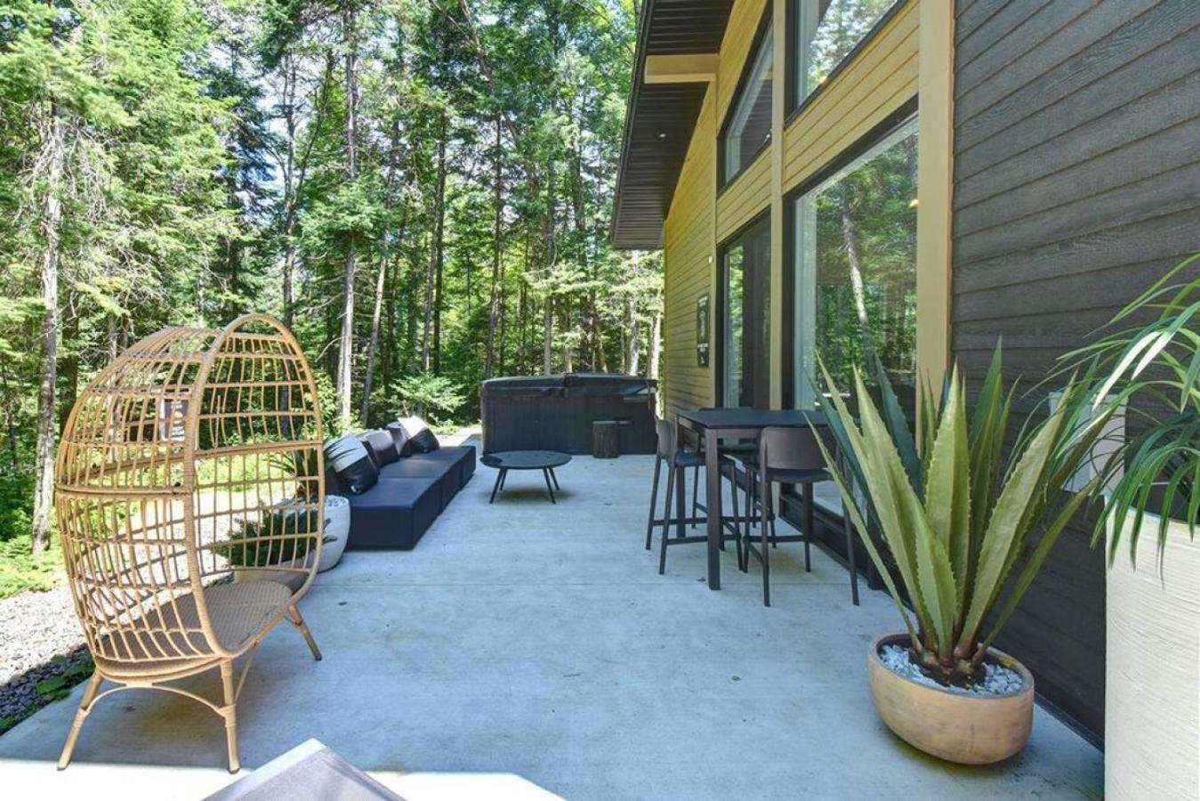 55 Impasse - Chalet Taiga with a Hot Tub in Tremblant Nord