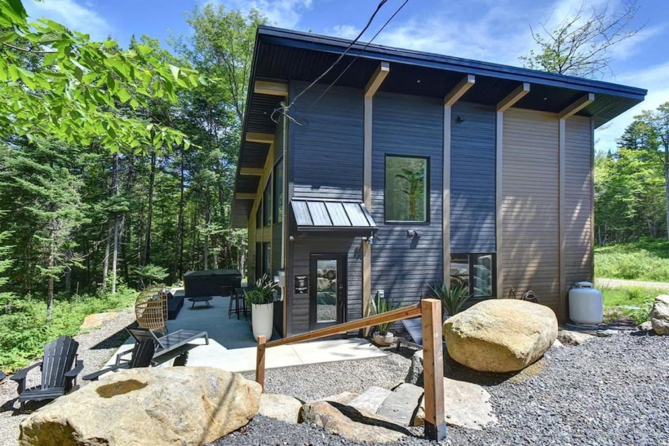 55 Impasse - Chalet Taiga with a Hot Tub in Tremblant Nord