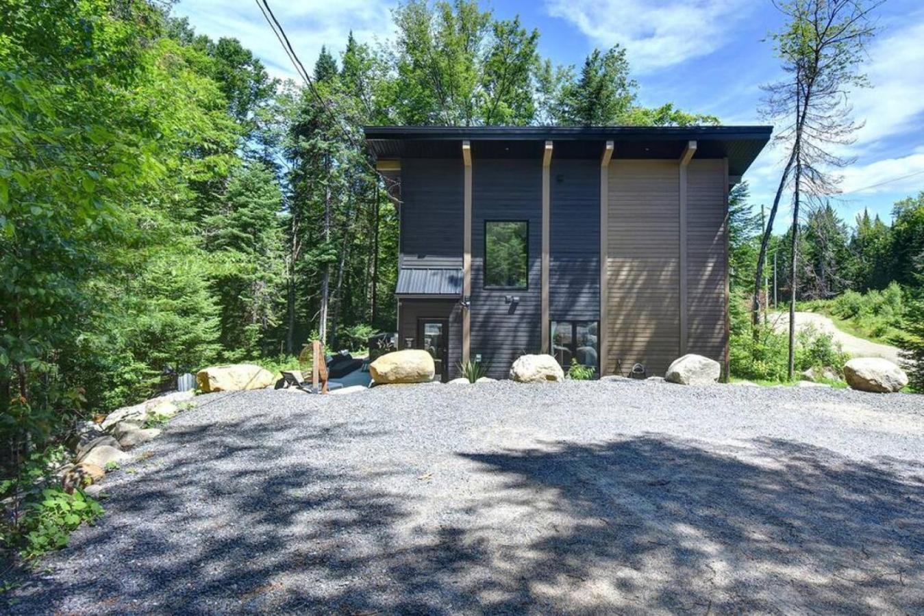 55 Impasse - Chalet Taiga with a Hot Tub in Tremblant Nord
