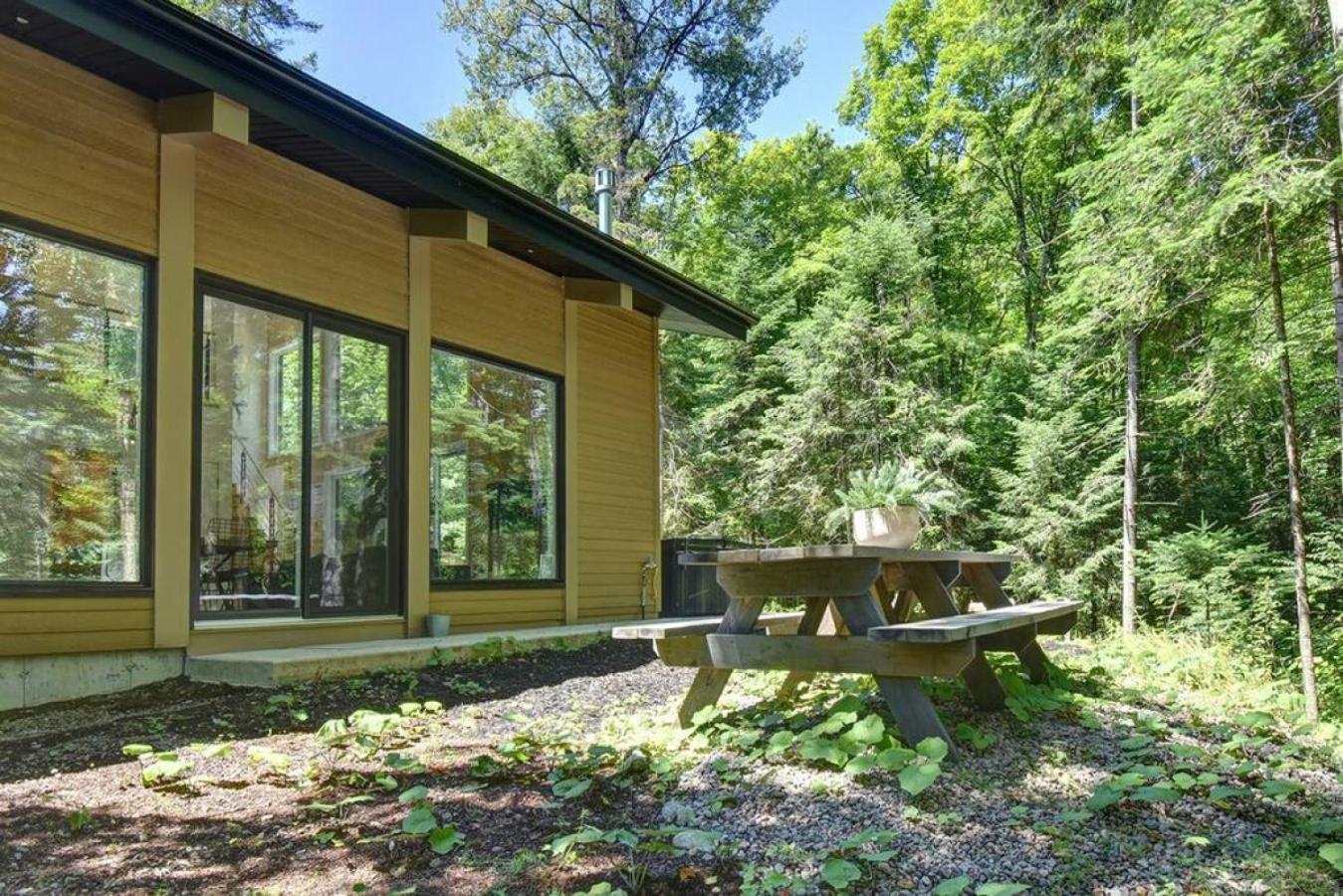 55 Impasse - Chalet Taiga with a Hot Tub in Tremblant Nord