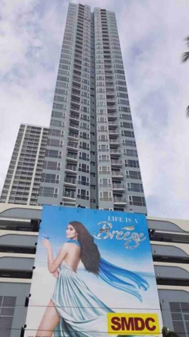 Breeze Residences - 1BR Unit with Balcony -Top Floor view 2