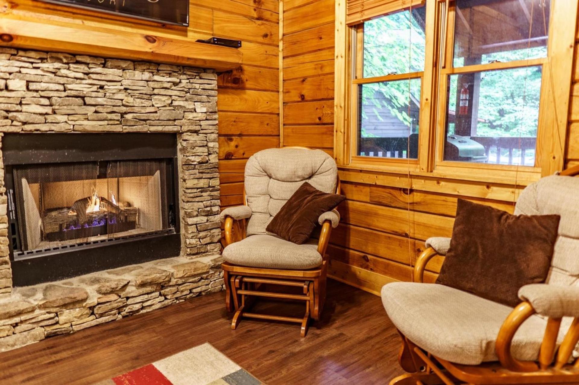 ER97 - Squirrel's Retreat - Close to the action in Pigeon Forge! cabin view 4