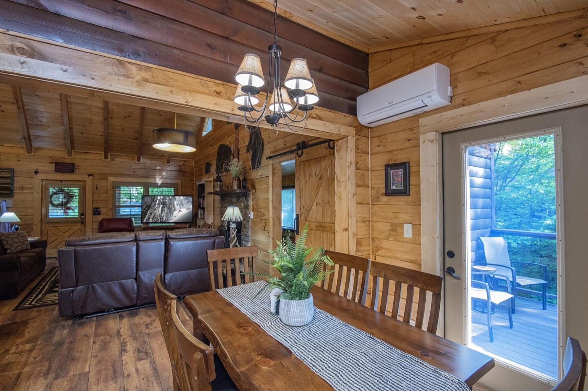 ER258- Sweet Memories Great location- Close to town cabin view 4