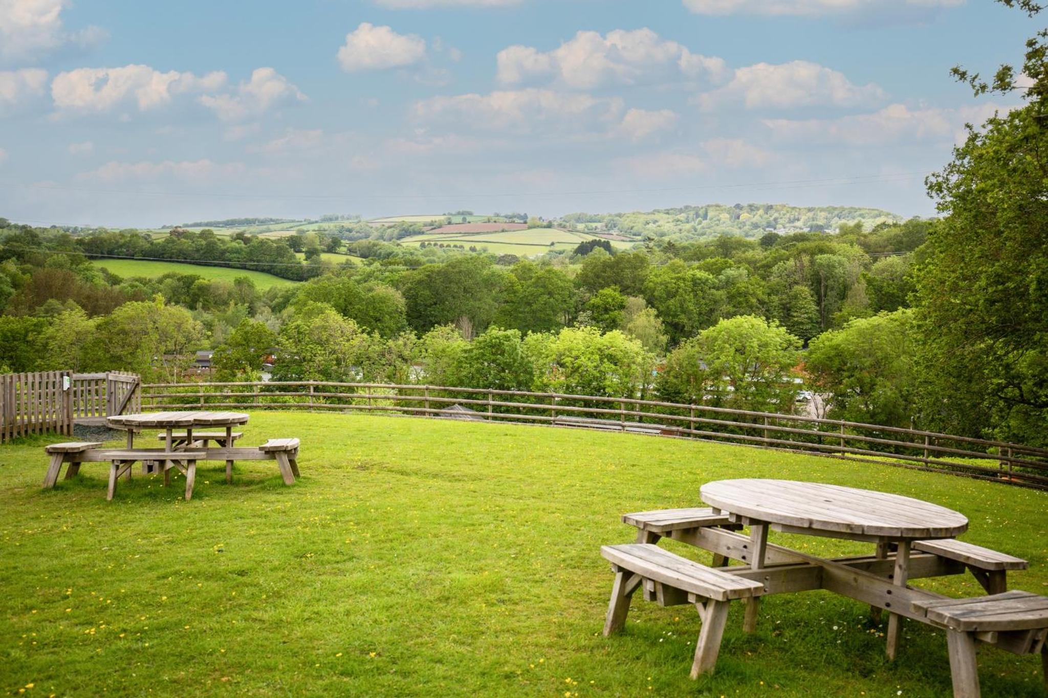 Charming Copse Corner Lodge - Spa Resort - Devon view 4
