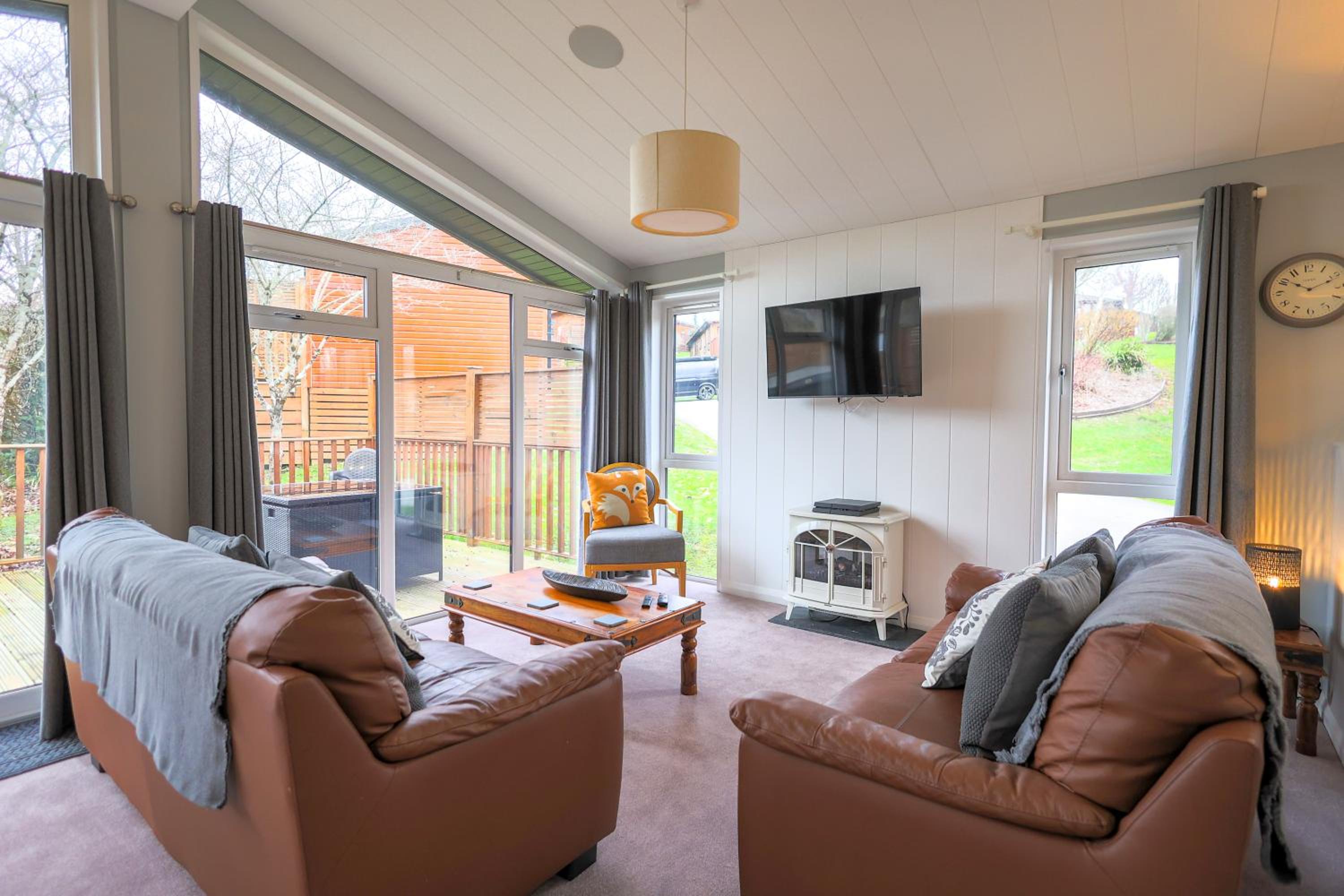 Spacious Oak Cabin with Hot Tub - Devon view 3