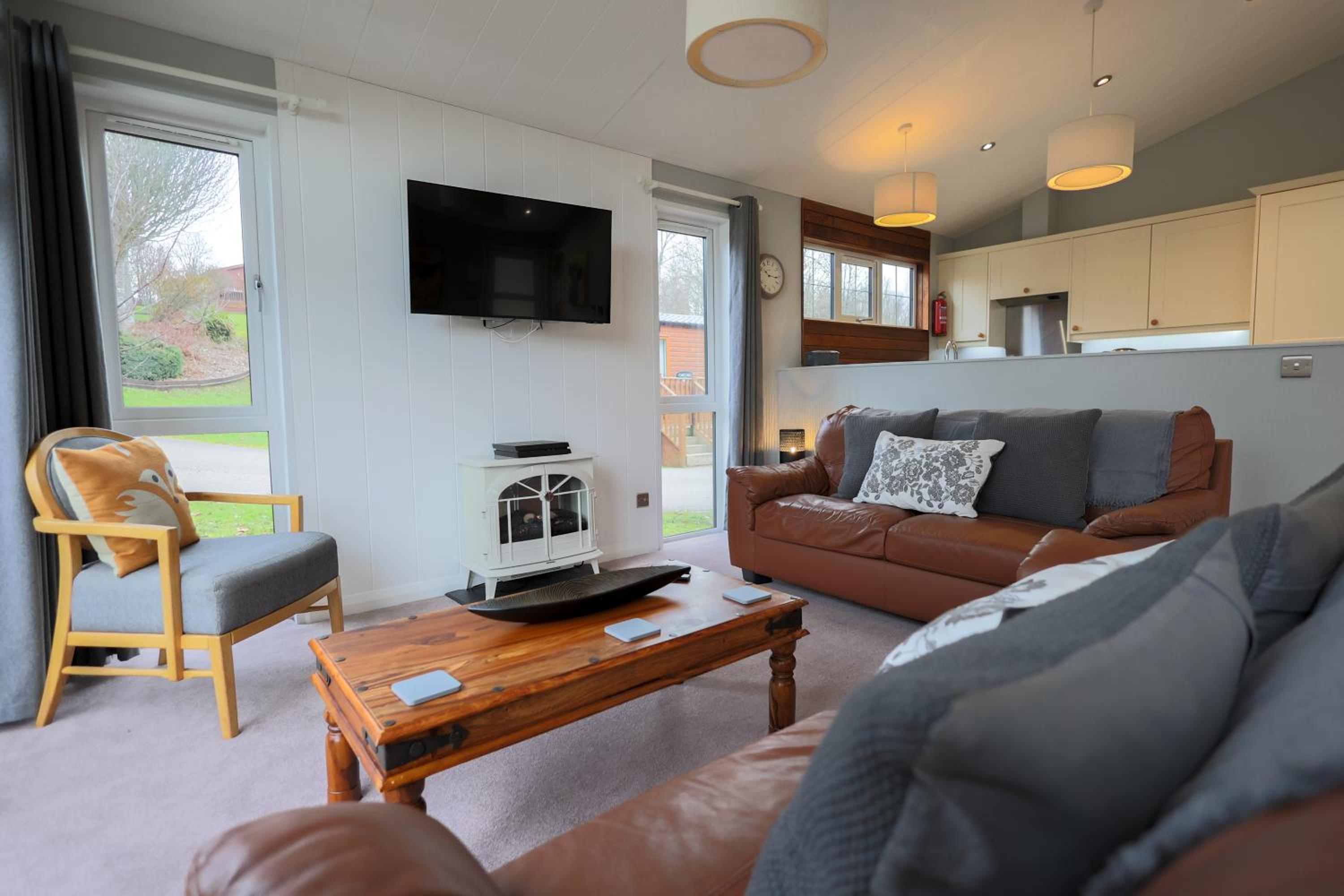 Spacious Oak Cabin with Hot Tub - Devon view 4