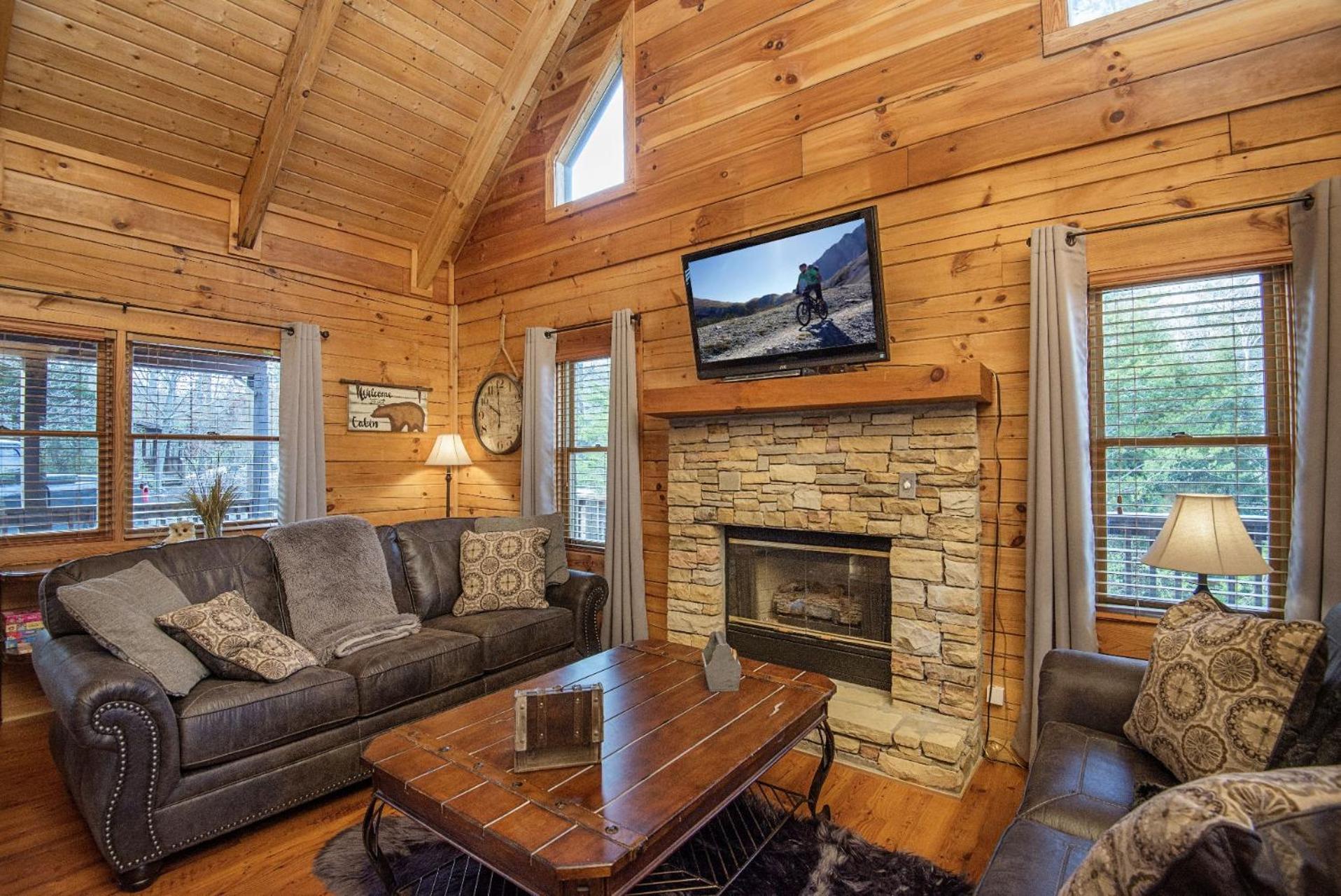 ER103 - Knotty Pine Great location - Close to town! cabin view 4