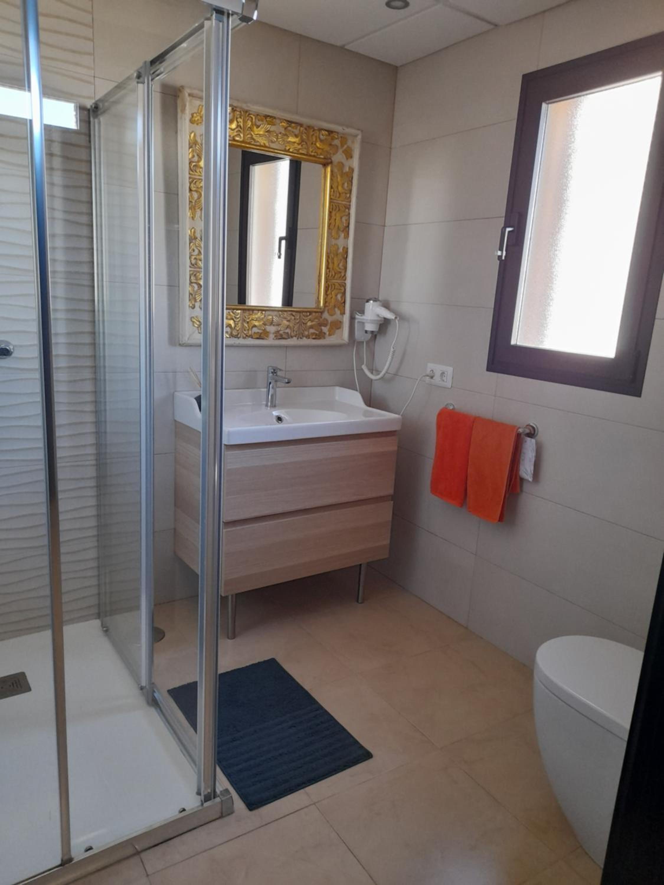 Apartamento con terraza y jardín
