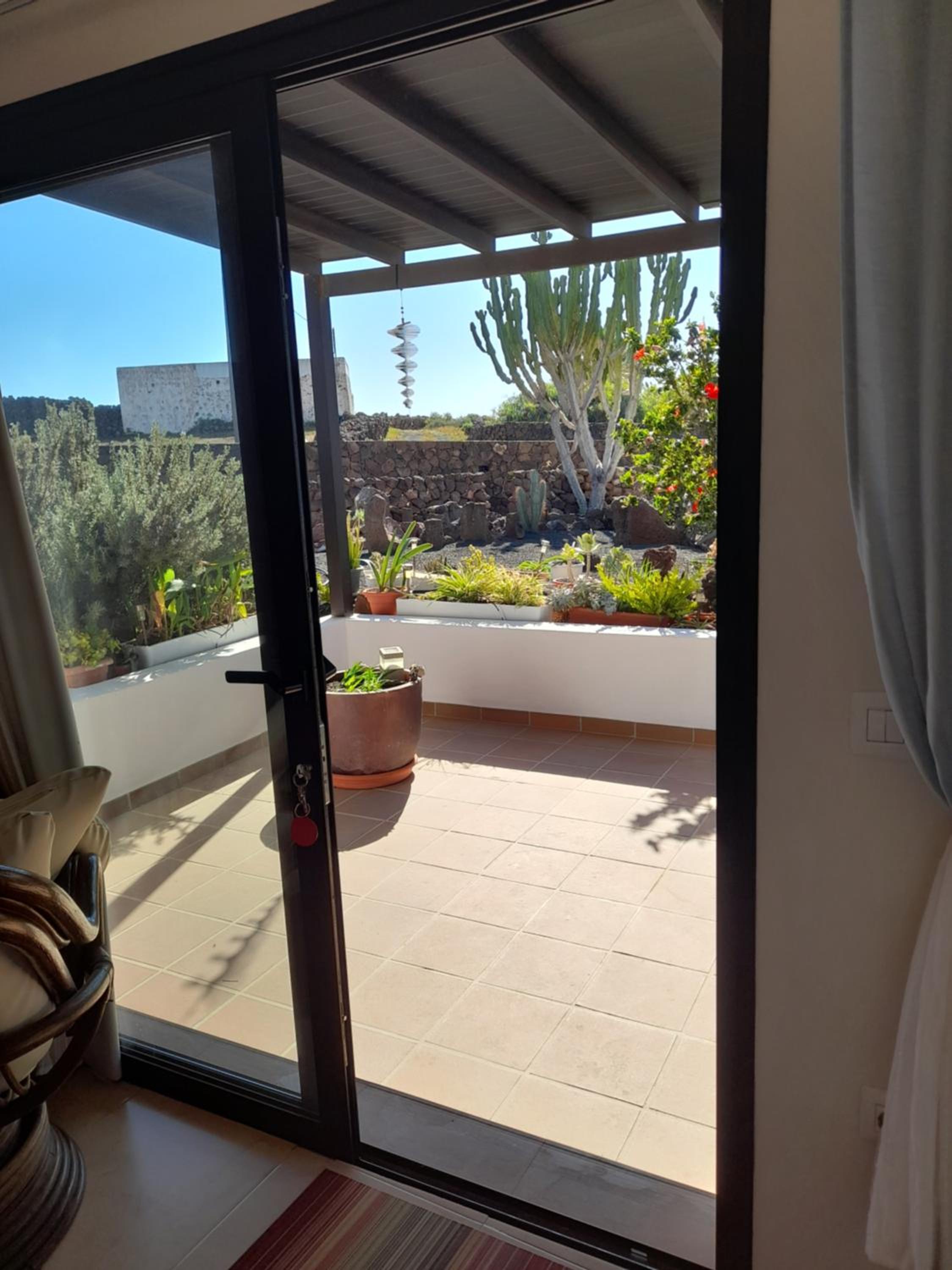 Apartamento con terraza y jardín