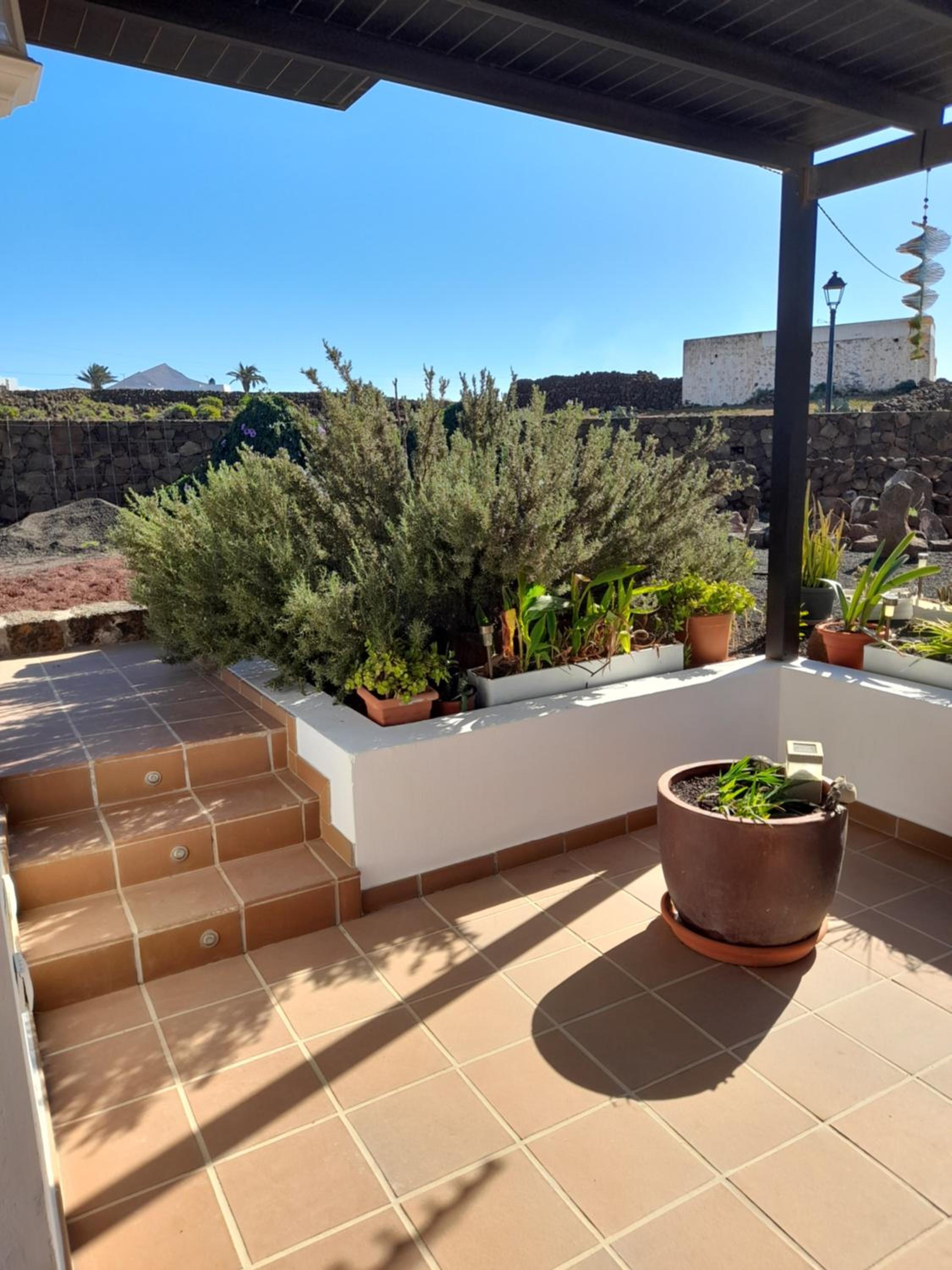 Apartamento con terraza y jardín