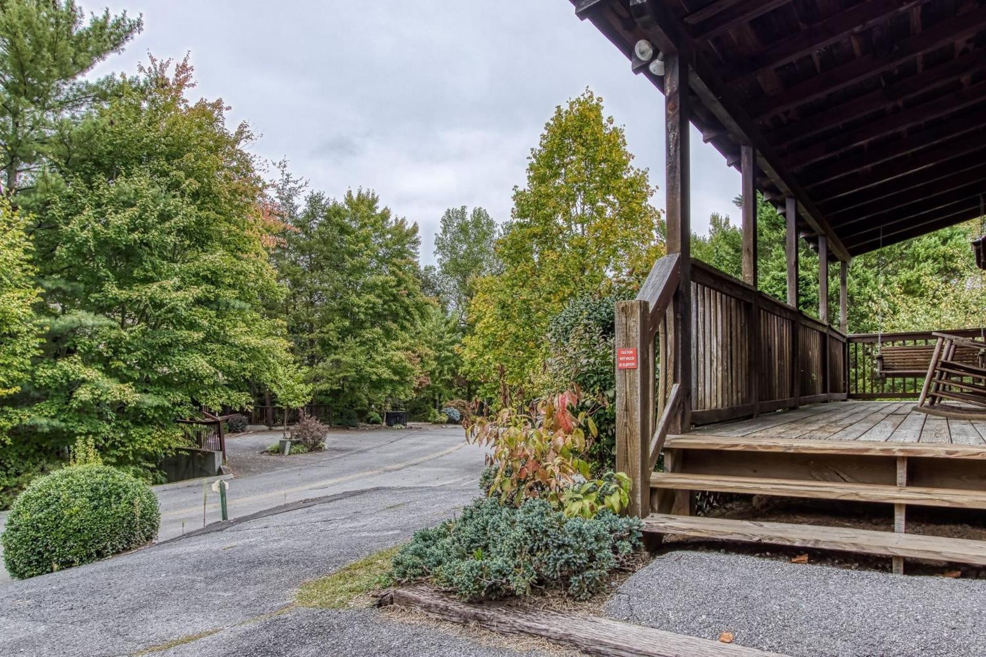 ER2 - Heavenly View Great location! - Close to town! cabin view 3