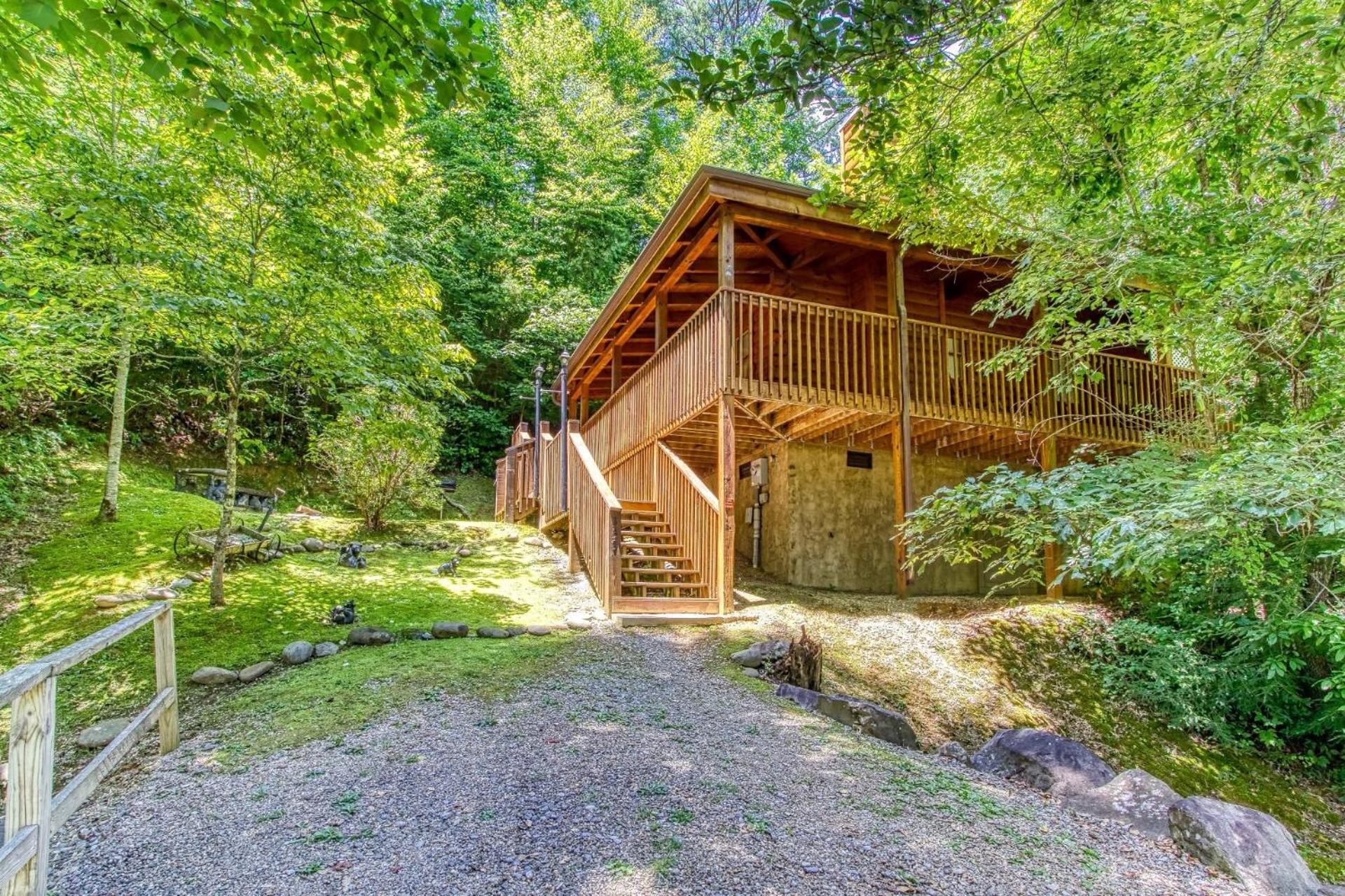 Cupid's Hideaway - Convenient to downtown Gatlinburg and the National Park! cabin