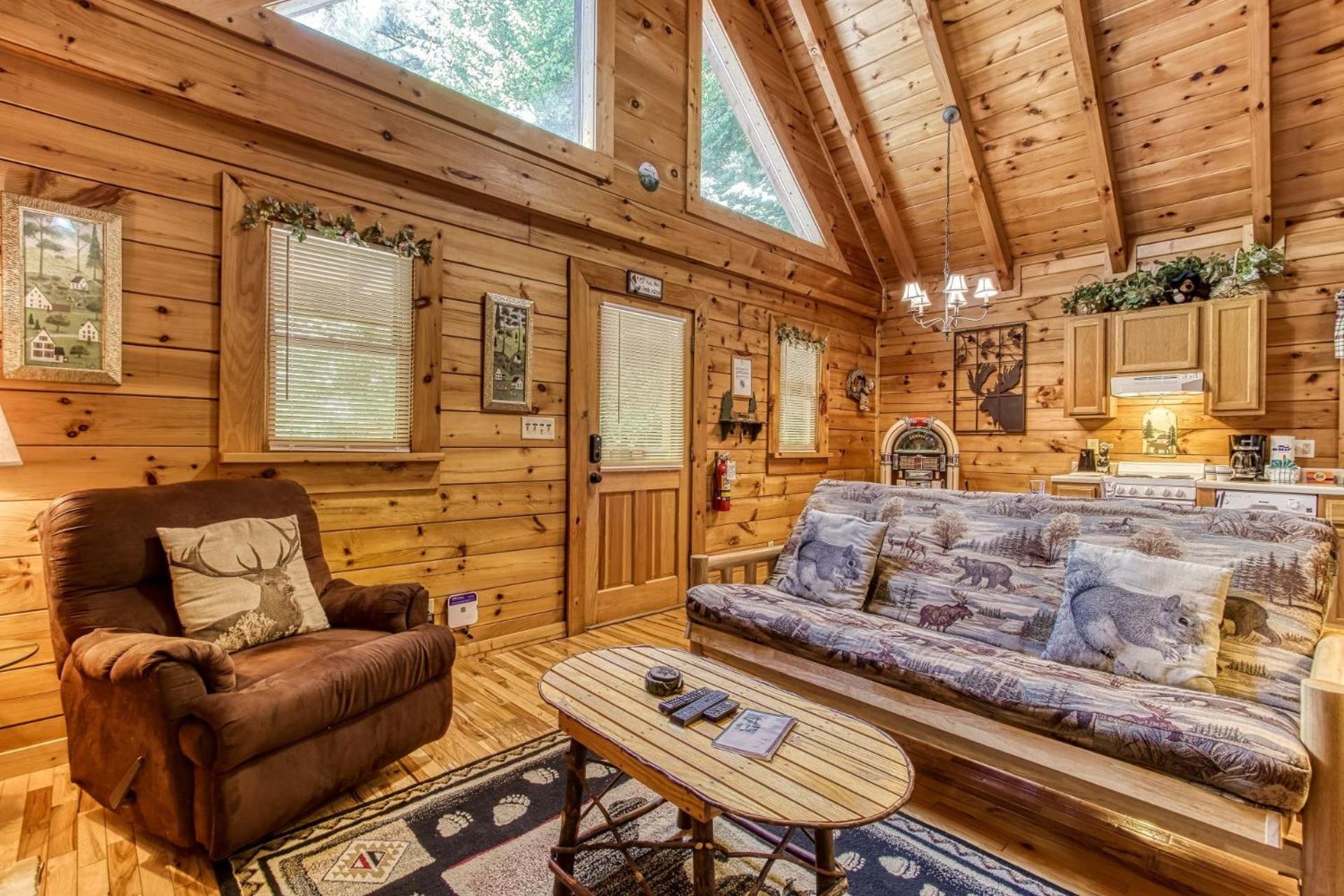 Cupid's Hideaway - Convenient to downtown Gatlinburg and the National Park! cabin