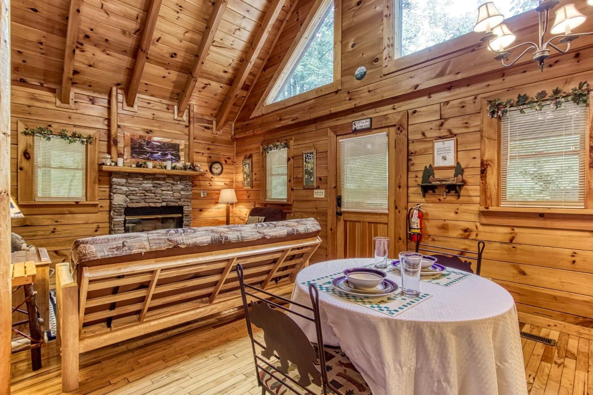Cupid's Hideaway - Convenient to downtown Gatlinburg and the National Park! cabin