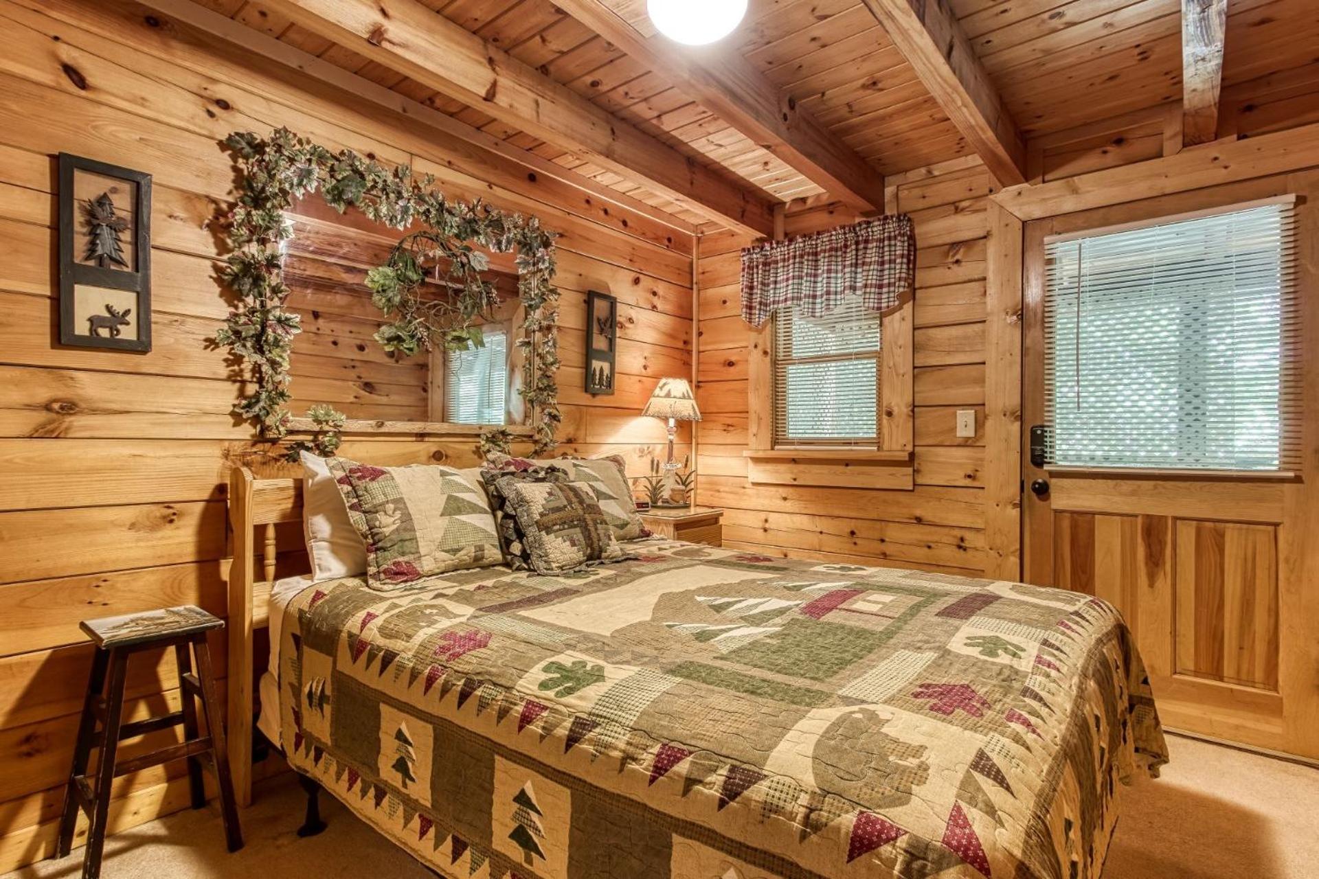 Cupid's Hideaway - Convenient to downtown Gatlinburg and the National Park! cabin