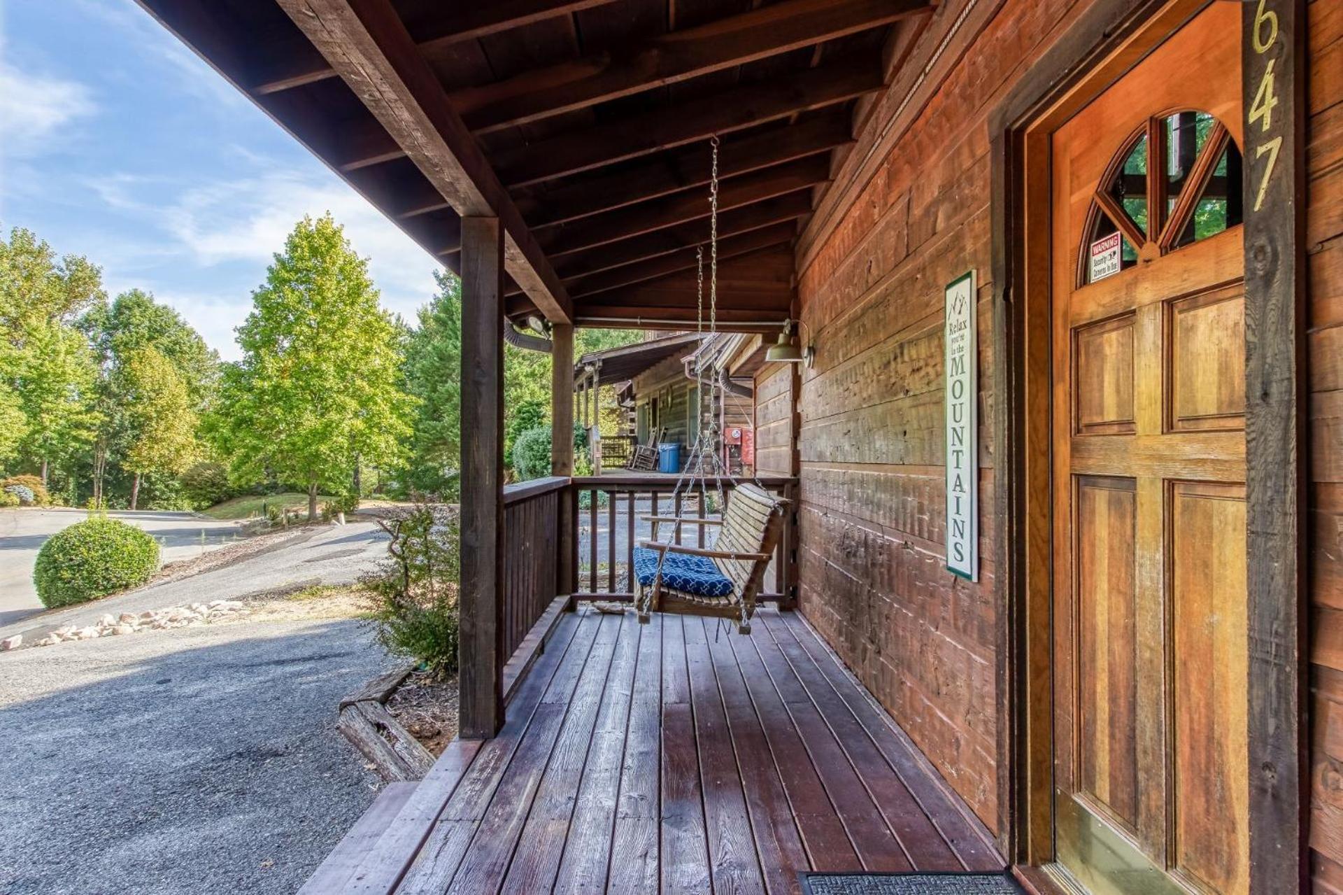 ER3 - Best of Both Worlds -Great location-Close to town cabin view 2