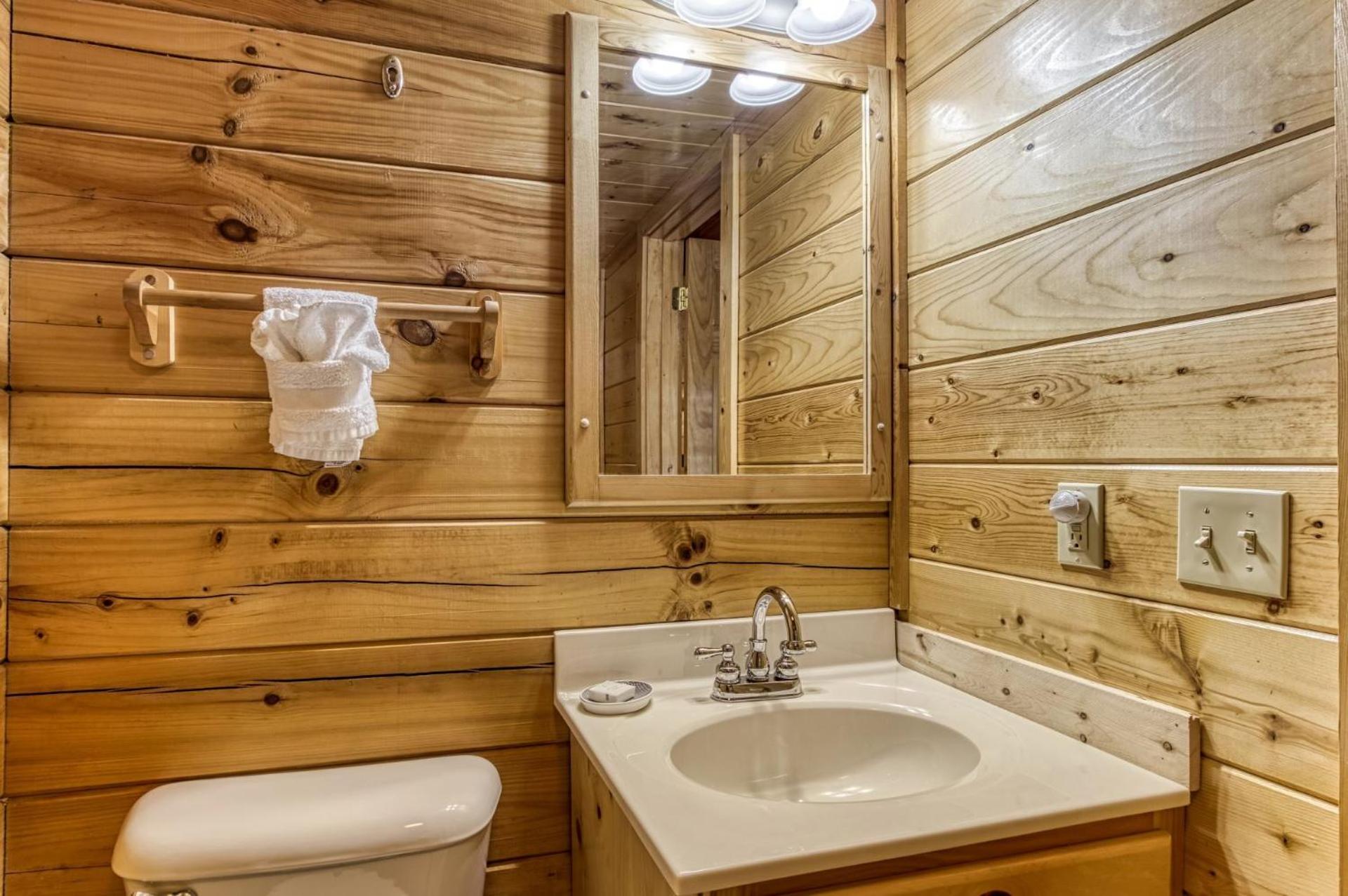 ERN832 - Lakeside Hideaway - Great Location! Close To All The Action! cabin - Property Image 20