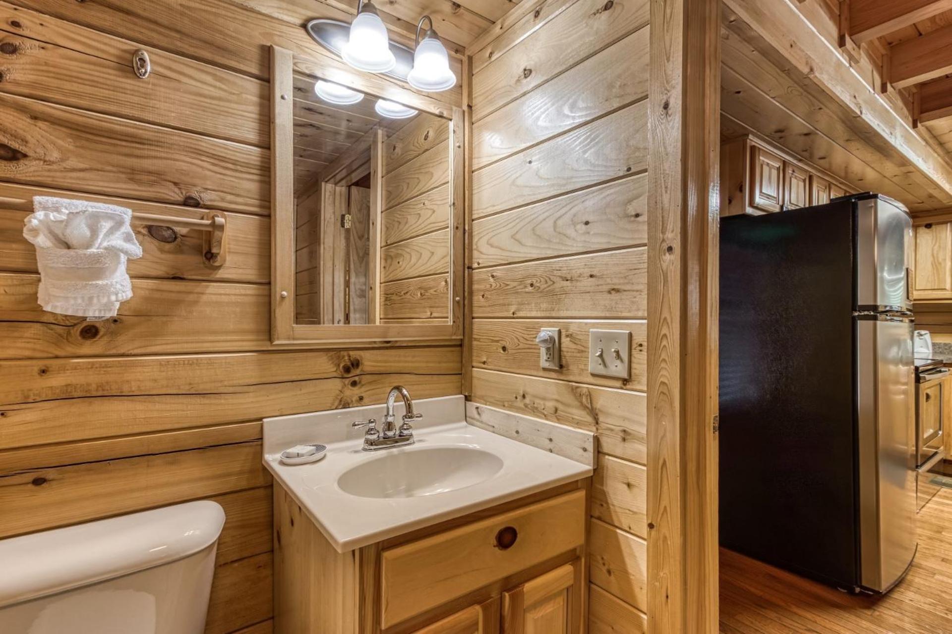 ERN832 - Lakeside Hideaway - Great Location! Close To All The Action! cabin - Property Image 32