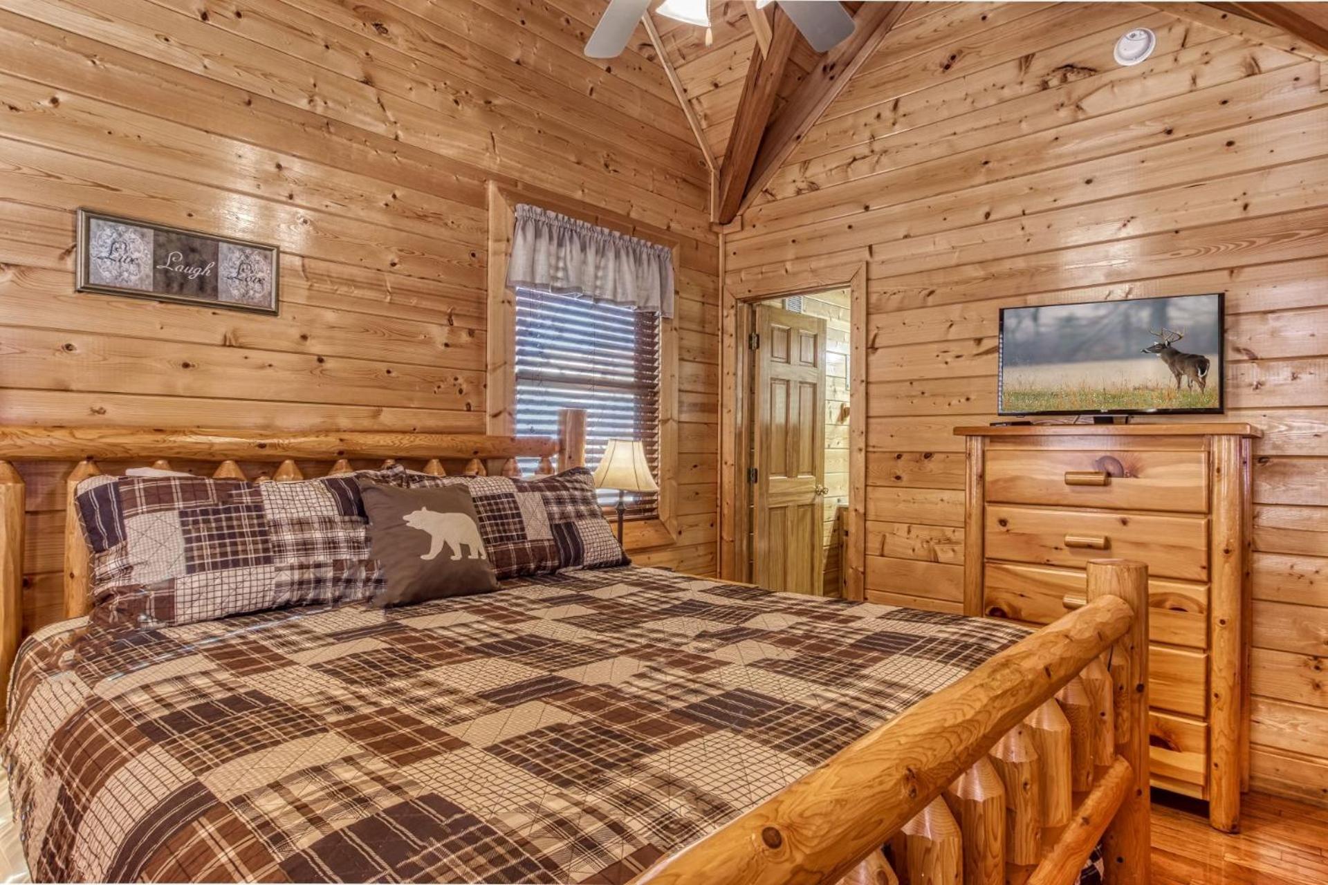 ERN832 - Lakeside Hideaway - Great Location! Close To All The Action! cabin - Property Image 33