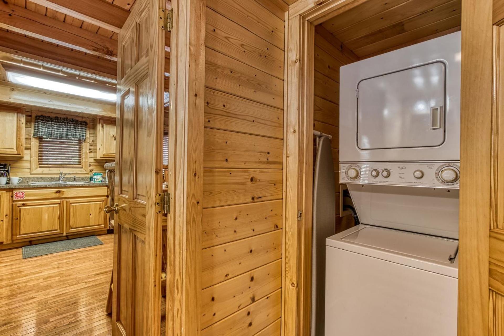 ERN832 - Lakeside Hideaway - Great Location! Close To All The Action! cabin - Property Image 4