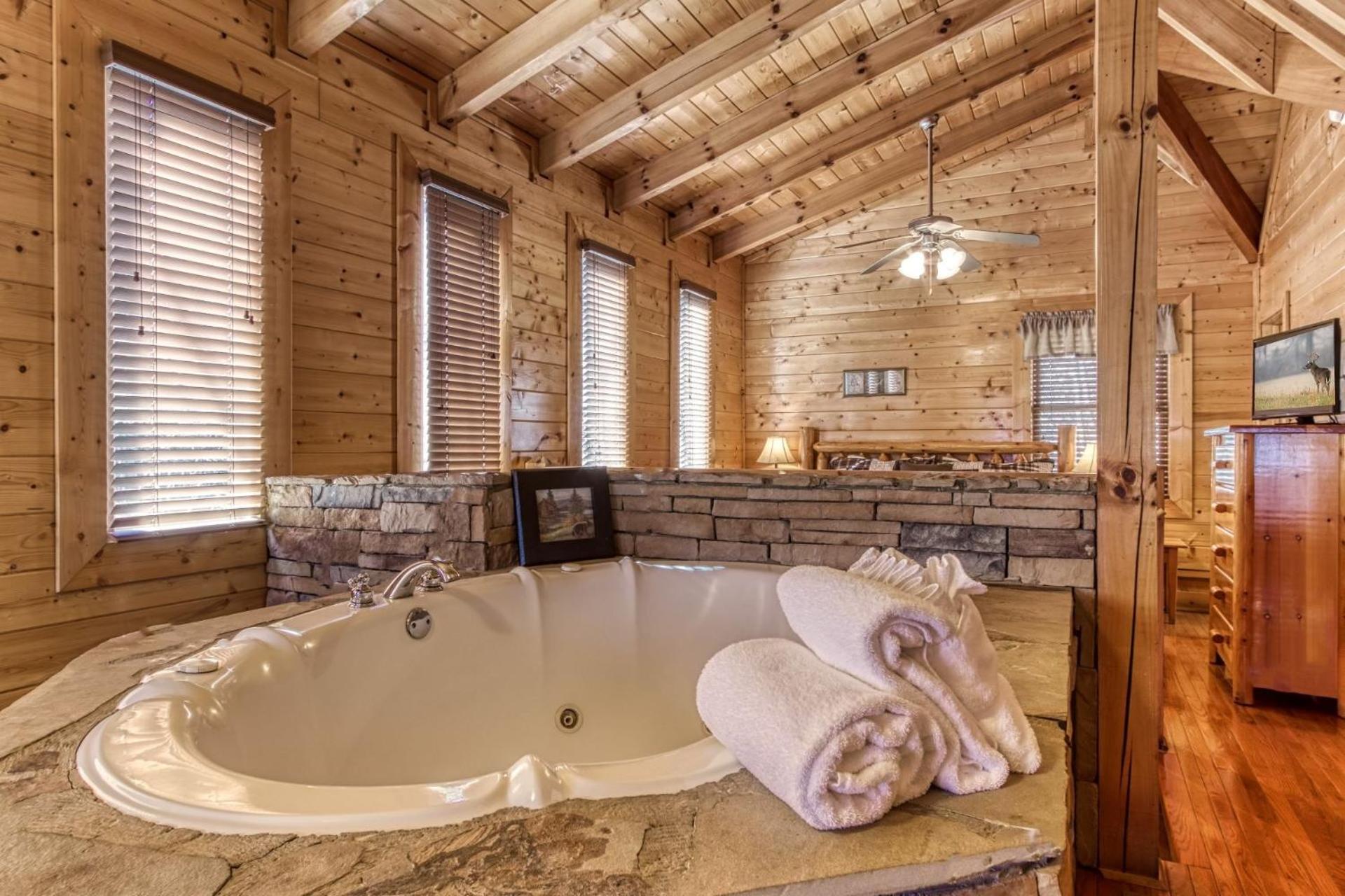 ERN832 - Lakeside Hideaway - Great Location! Close To All The Action! cabin - Property Image 39