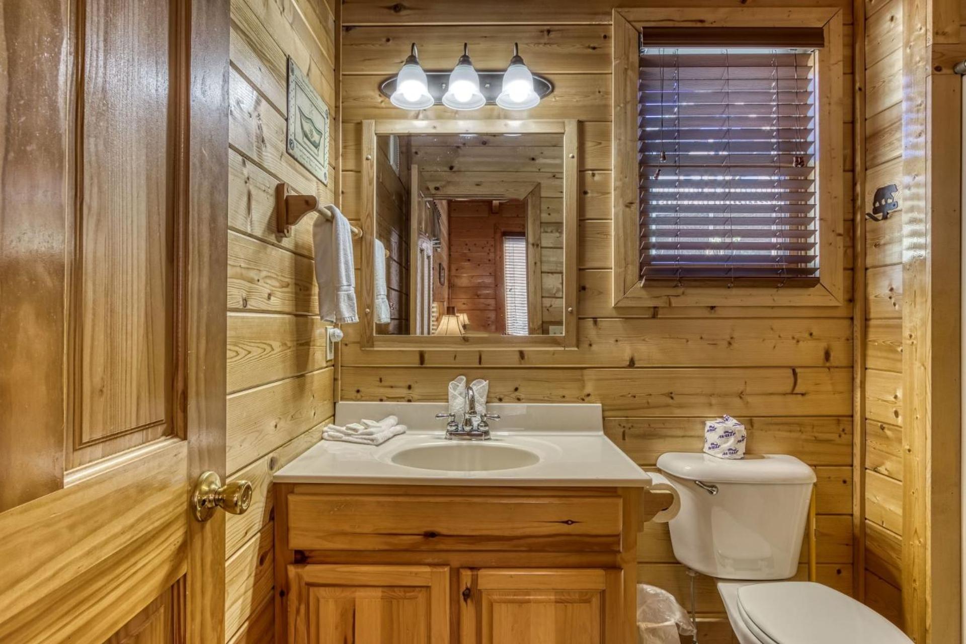 ERN832 - Lakeside Hideaway - Great Location! Close To All The Action! cabin - Property Image 2