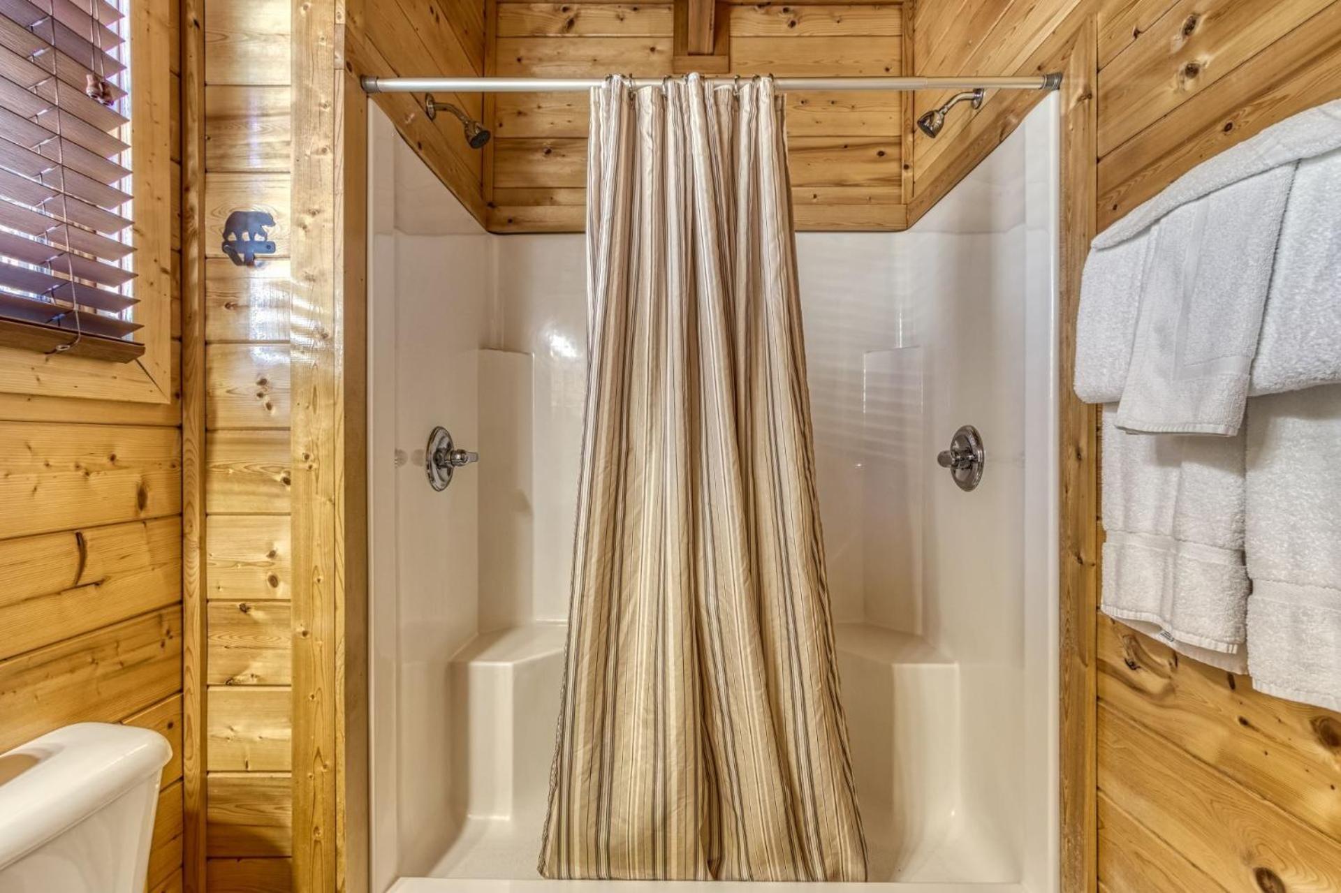 ERN832 - Lakeside Hideaway - Great Location! Close To All The Action! cabin - Property Image 3