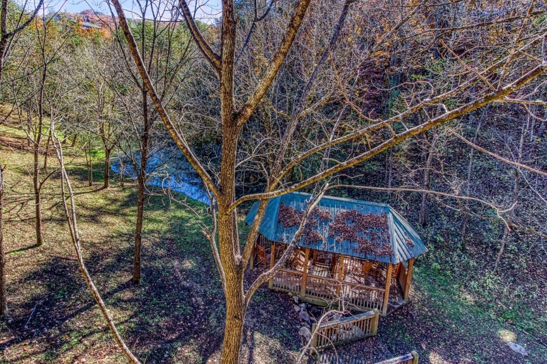 ERN832 - Lakeside Hideaway - Great Location! Close To All The Action! cabin - Property Image 14