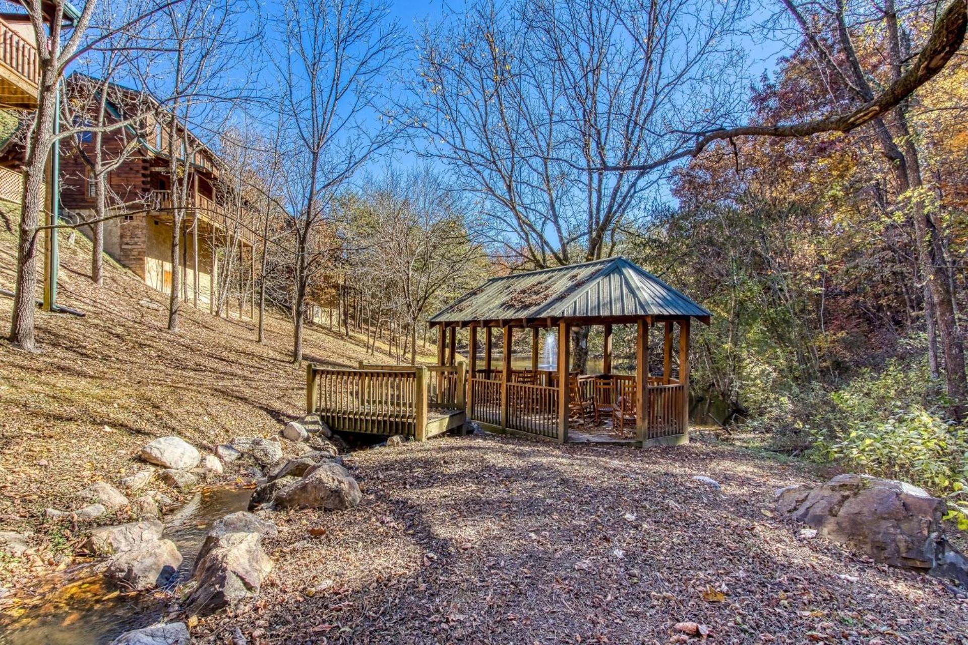 ERN832 - Lakeside Hideaway - Great Location! Close To All The Action! cabin - Property Image 15