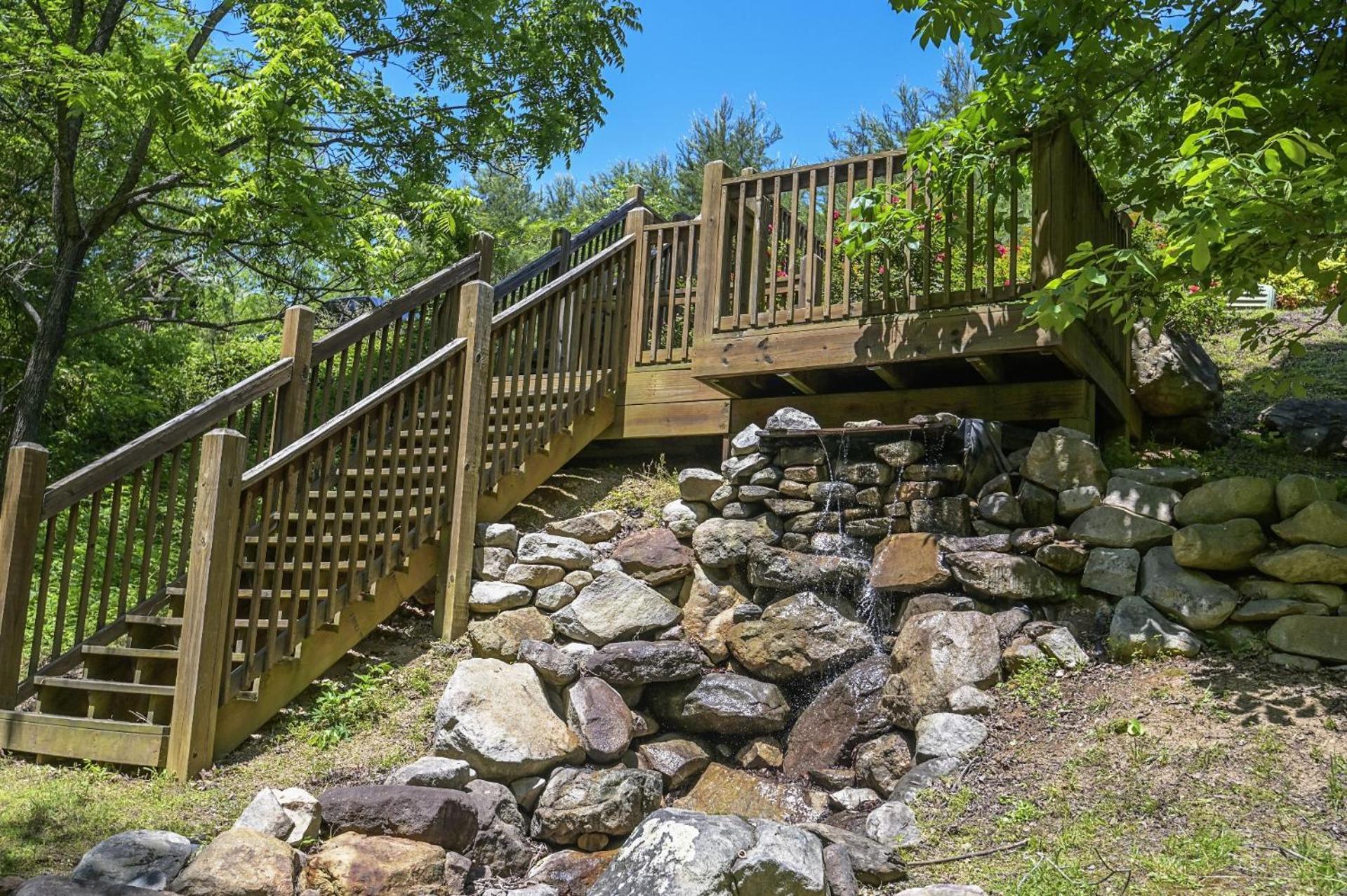 ERN832 - Lakeside Hideaway - Great Location! Close To All The Action! cabin - Property Image 17