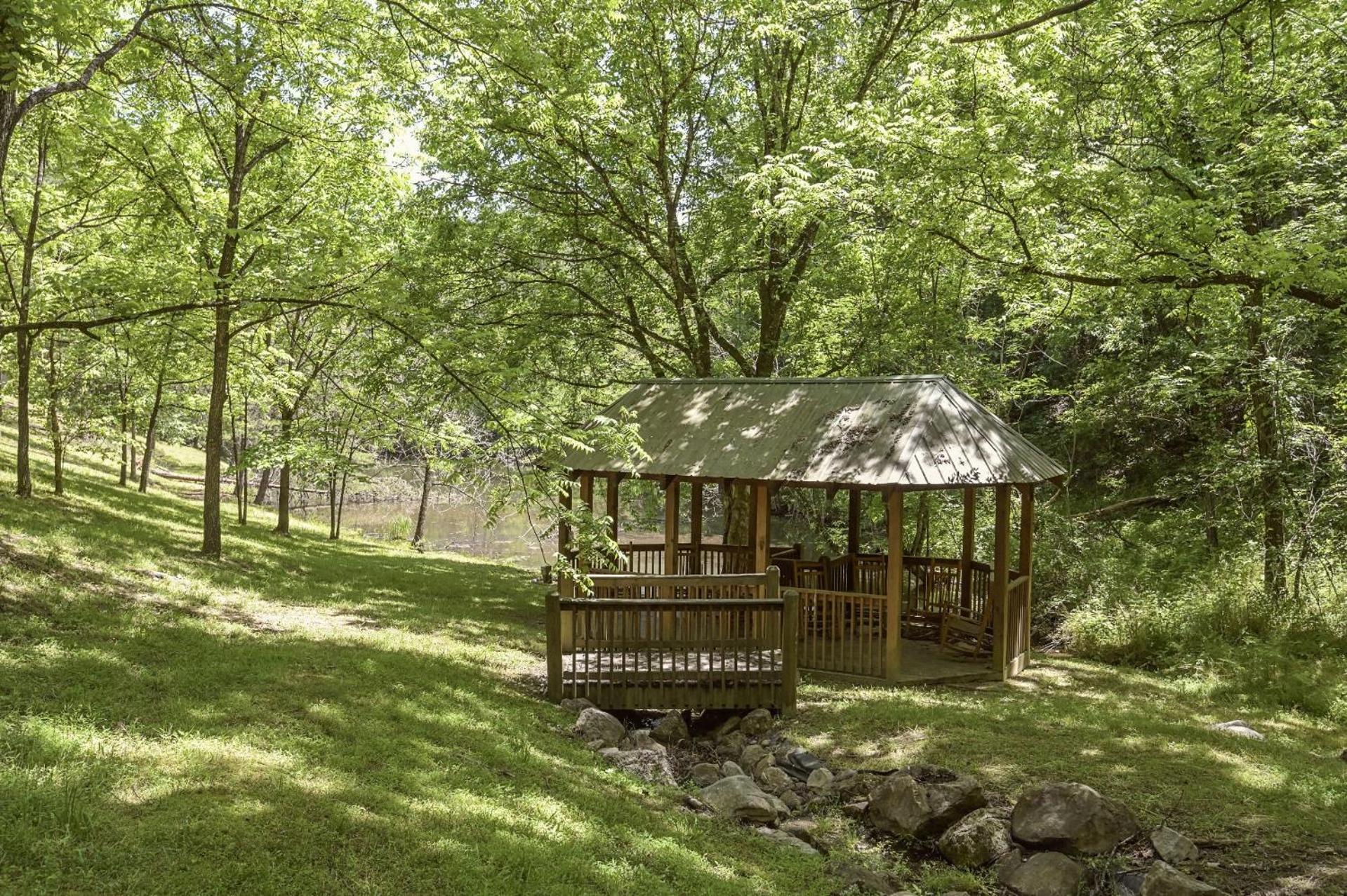 ERN832 - Lakeside Hideaway - Great Location! Close To All The Action! cabin - Property Image 18