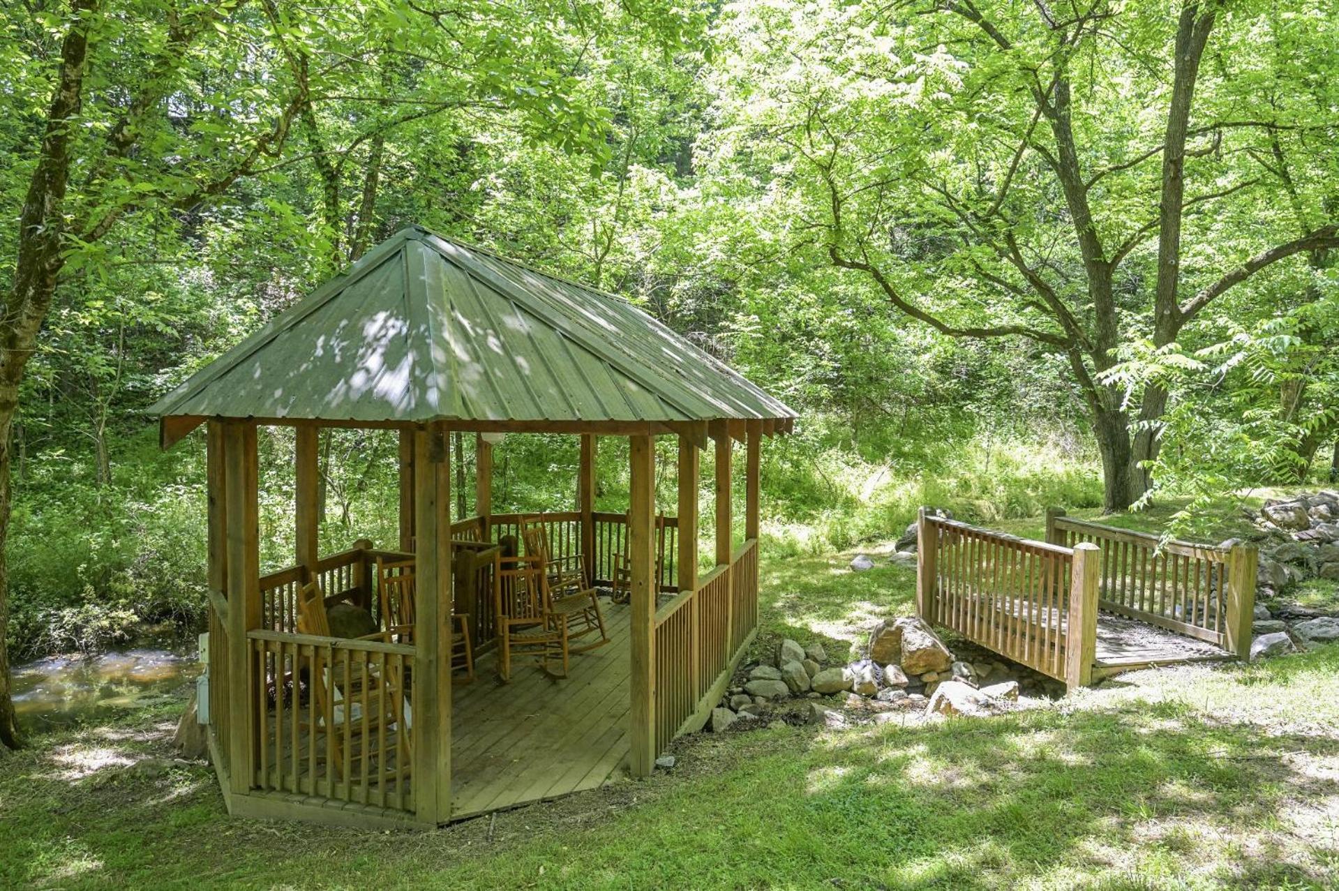 ERN832 - Lakeside Hideaway - Great Location! Close To All The Action! cabin - Property Image 19