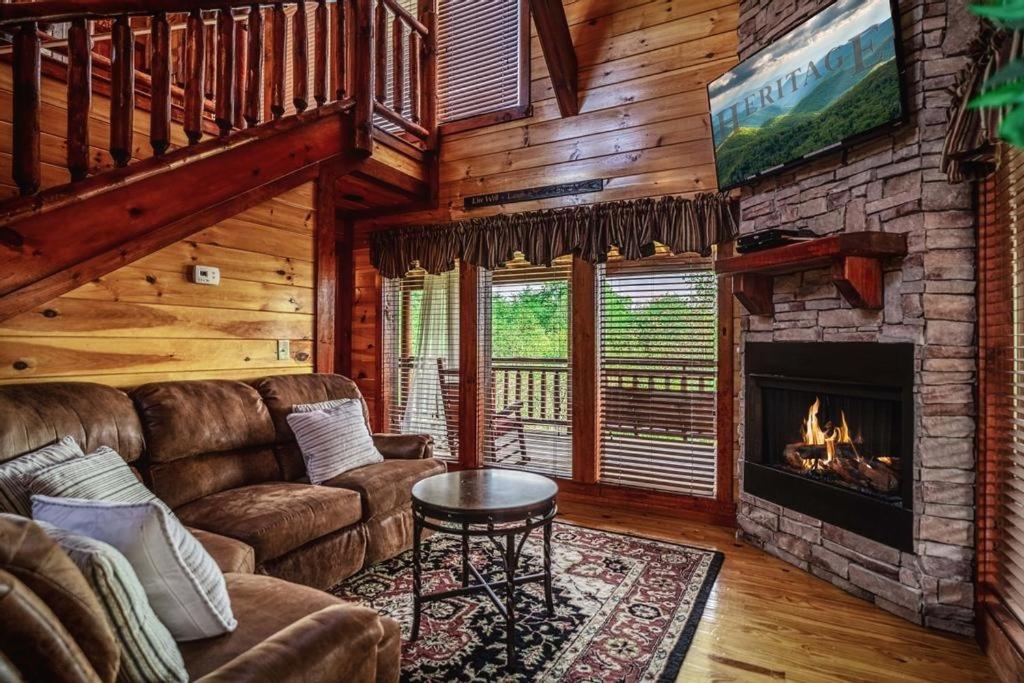 Ryder's View - Spacious 1 bedroom with GameRoom and Mountain Views! cabin view 2