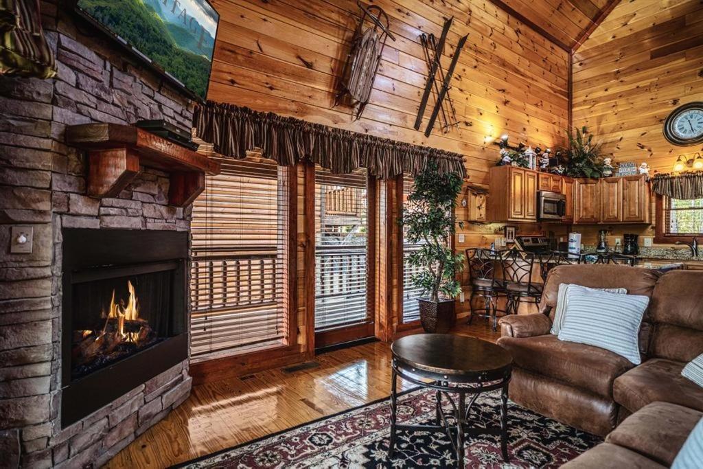 Ryder's View - Spacious 1 bedroom with GameRoom and Mountain Views! cabin view 3
