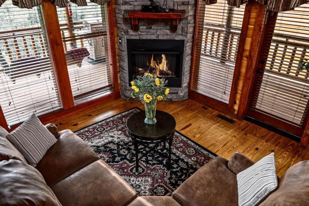 Ryder's View - Spacious 1 bedroom with GameRoom and Mountain Views! cabin view 4