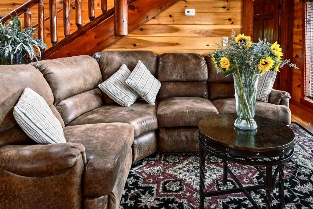 Ryder's View - Spacious 1 bedroom with GameRoom and Mountain Views! cabin view 5