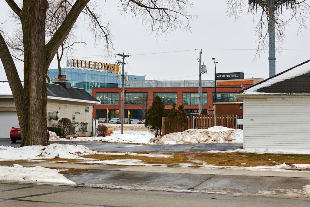 Hotel Green Bay Stay - Image 1