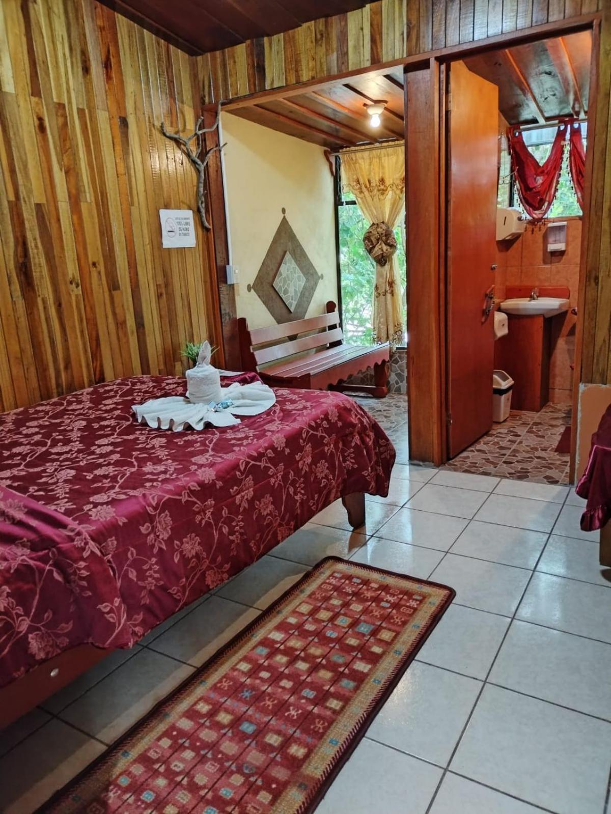 Pensión y Cabinas Colibrí B&B Costa Rica