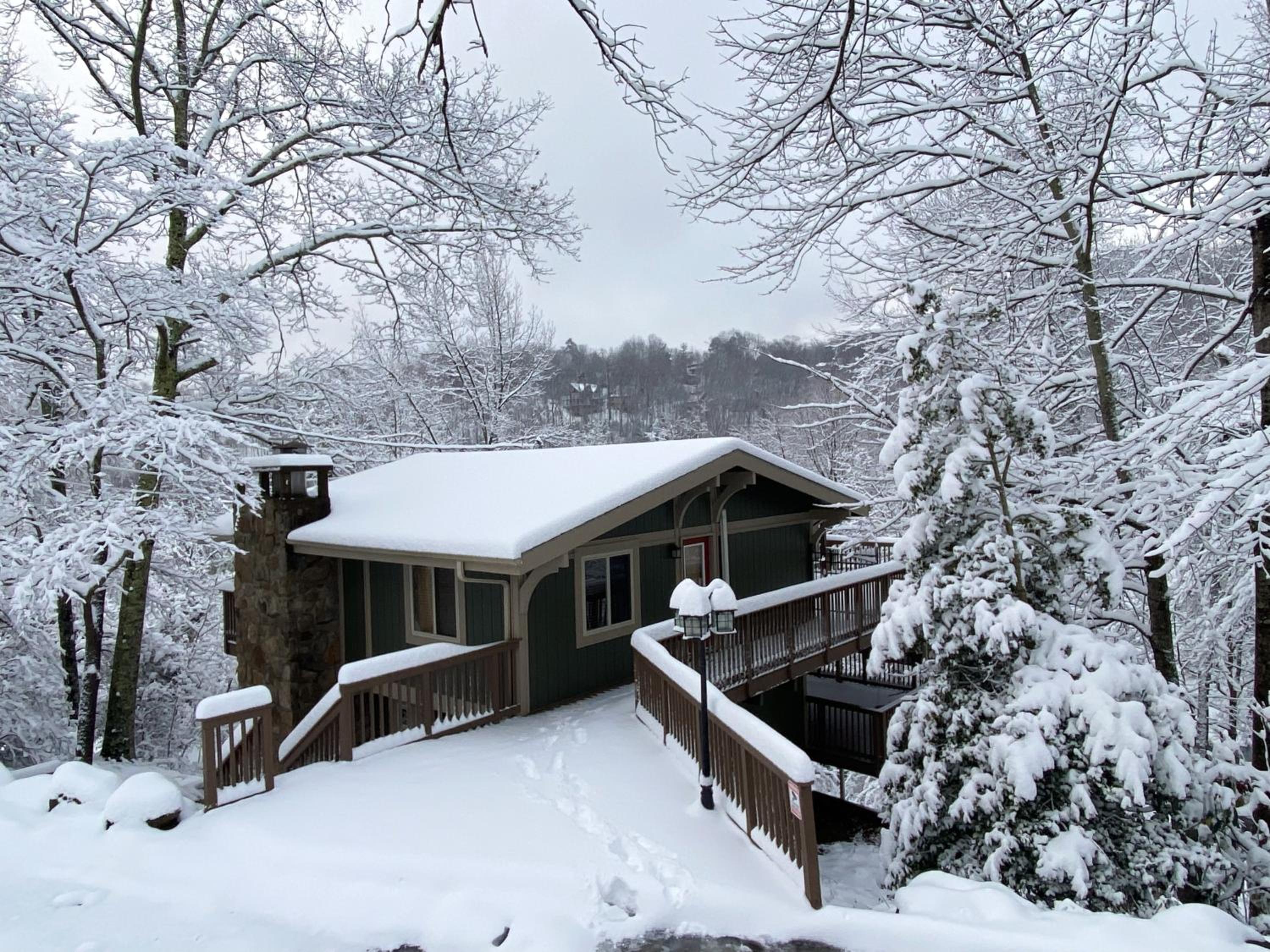Gatlinburg Views A Unique Cabin Mountain Views Expansive Decks Adjacent To Gatlinburg & Ski Lodge cabin