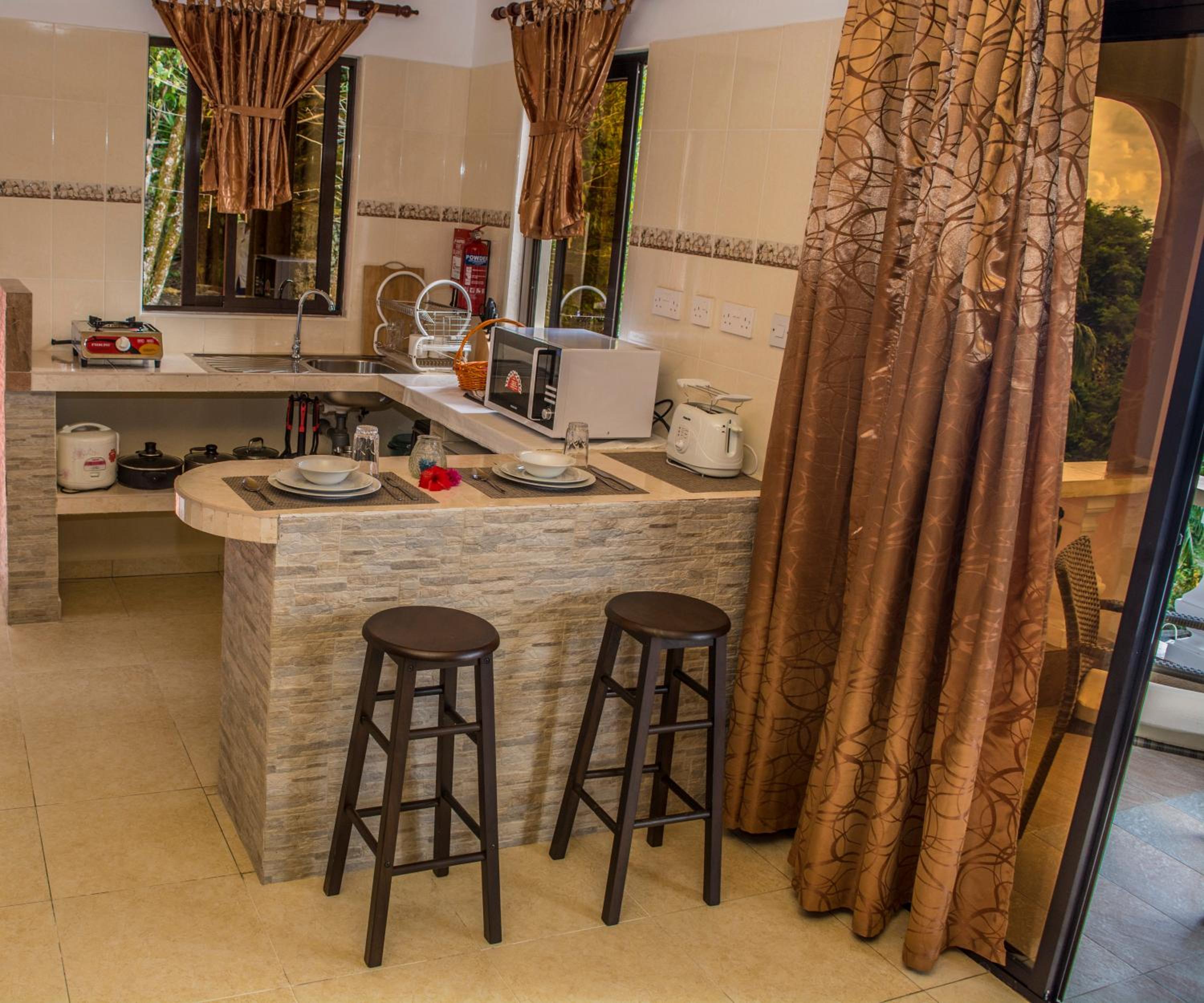 Les Elles Guesthouse Self Catering