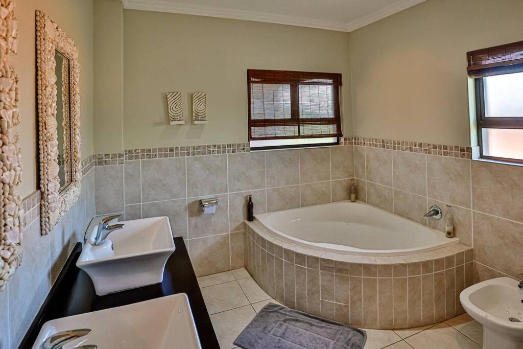 Zimbali Villa - Golf cart, pool and wifi incl. view 3